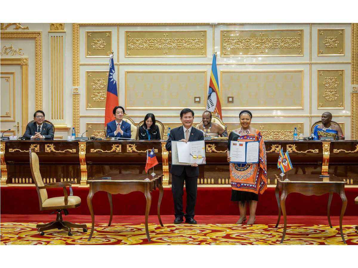 外交部長林佳龍(前左)、史瓦帝尼外交部長戴柏莉(Pholile Shakantu，前右)簽署關務互助協定 (圖取自總統府官網)