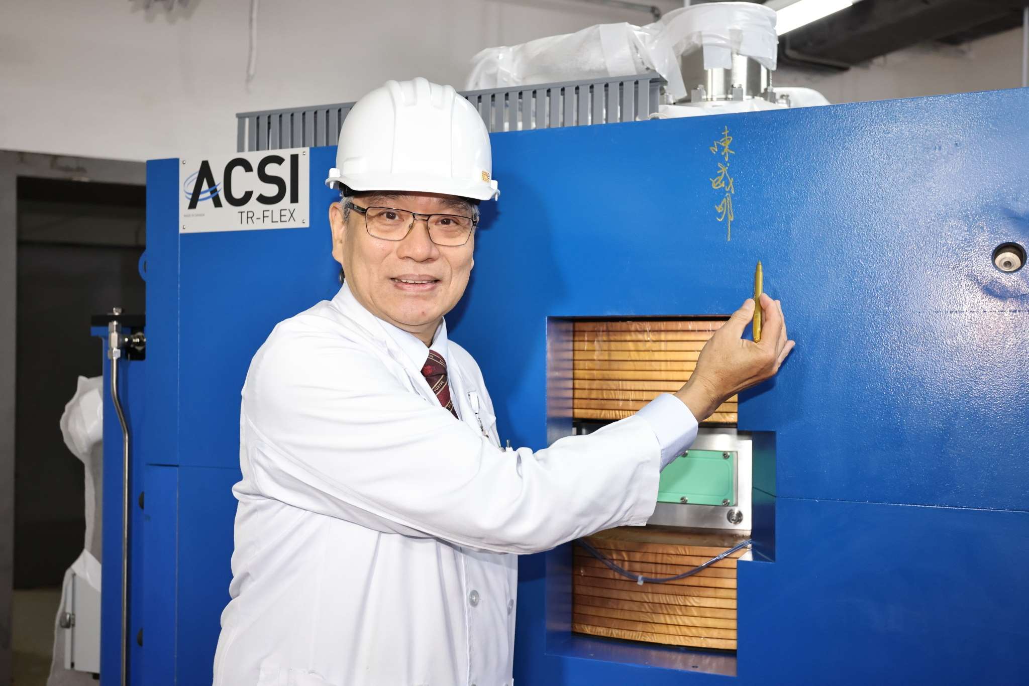 北榮院長陳威明在硼中子加速器上簽名。(北榮提供)