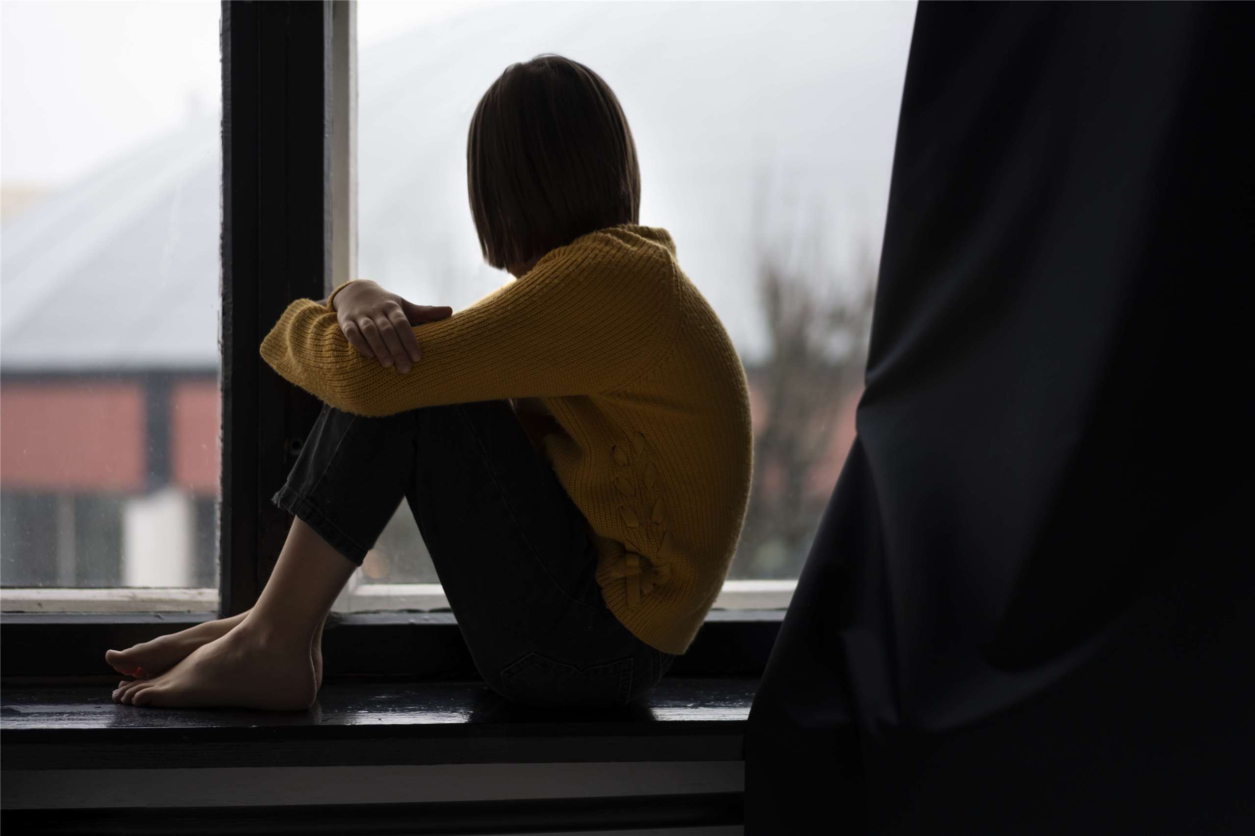 婦女救援基金會15日公布「戰爭前的社工韌性與需求線上調查」結果，顯示多數社工人員對空襲、暴力、物資缺乏與心理創傷感到高度擔憂。(示意圖/magnific)