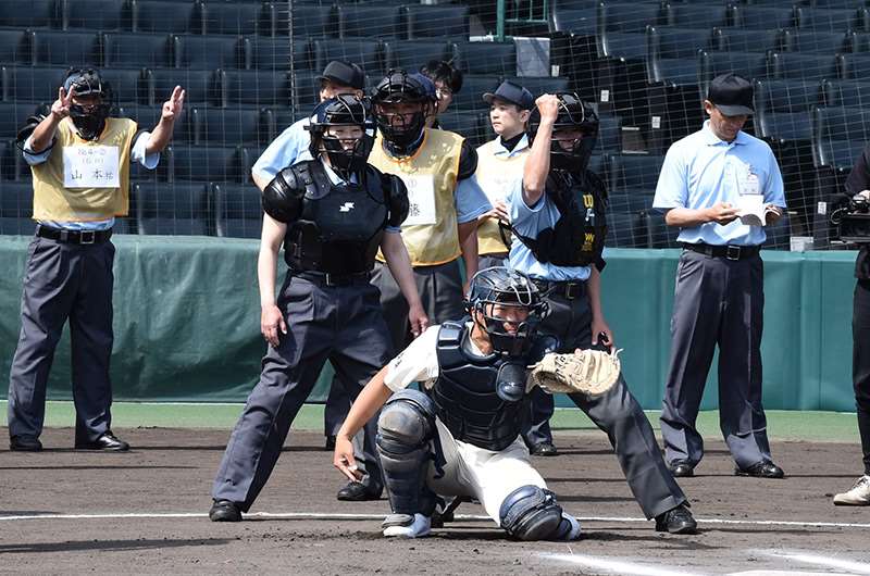 甲子園球場今年5月上旬響起清亮而堅定的聲音，「出局！」、「安全！」，有幾名女性也參與這場日本全國裁判研習，以學習規則與相關技術。(圖翻攝日本高等學校野球連盟官網)