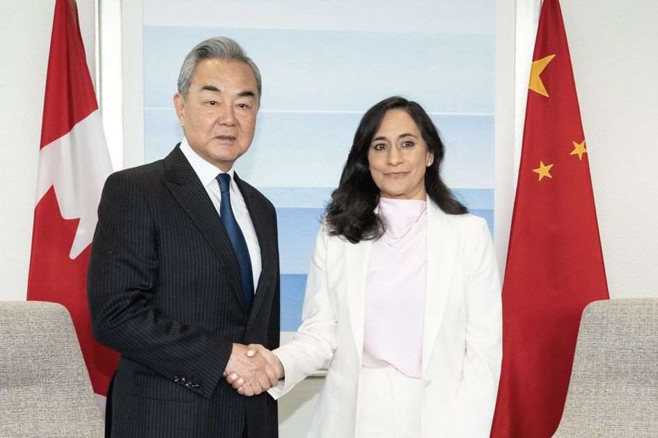加拿大外交部長安南德(Anita Anand)29日會見到訪的中國外交部長王毅。 (圖:X@AnitaAnandMP)