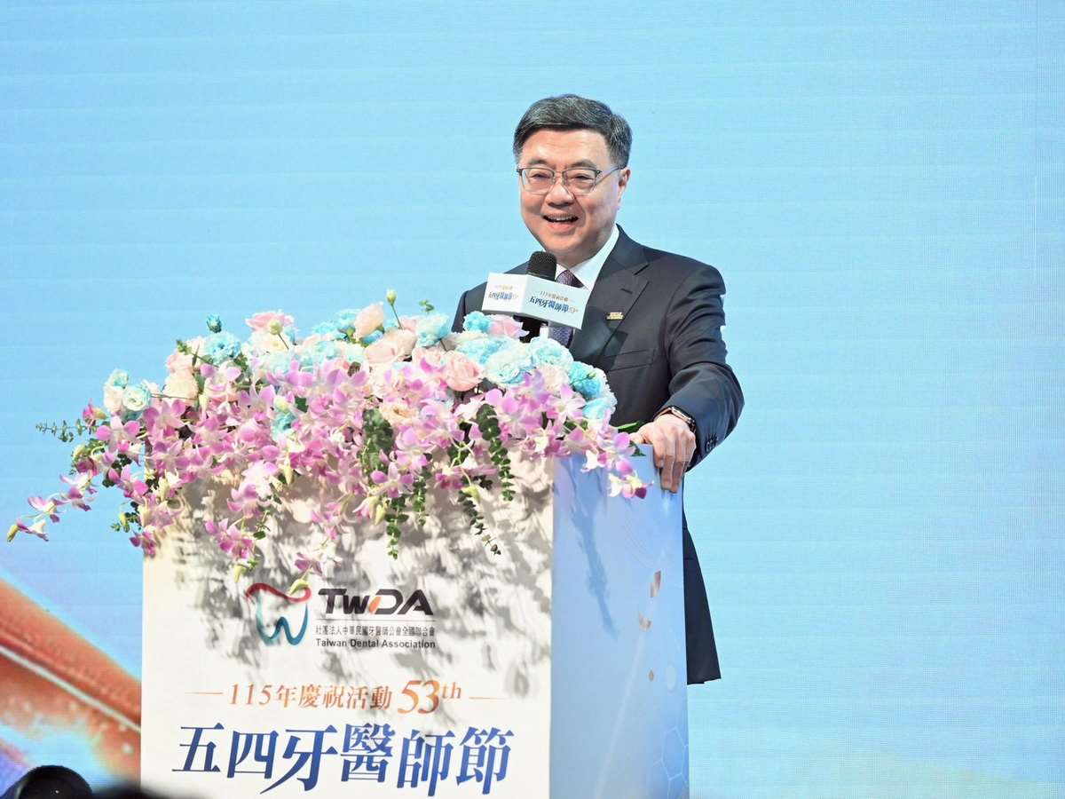 行政院長卓榮泰3日出席「五四牙醫師節慶祝活動」時受訪表示，絕對不會去降低所有護理人員的專業知識 (行政院提供)