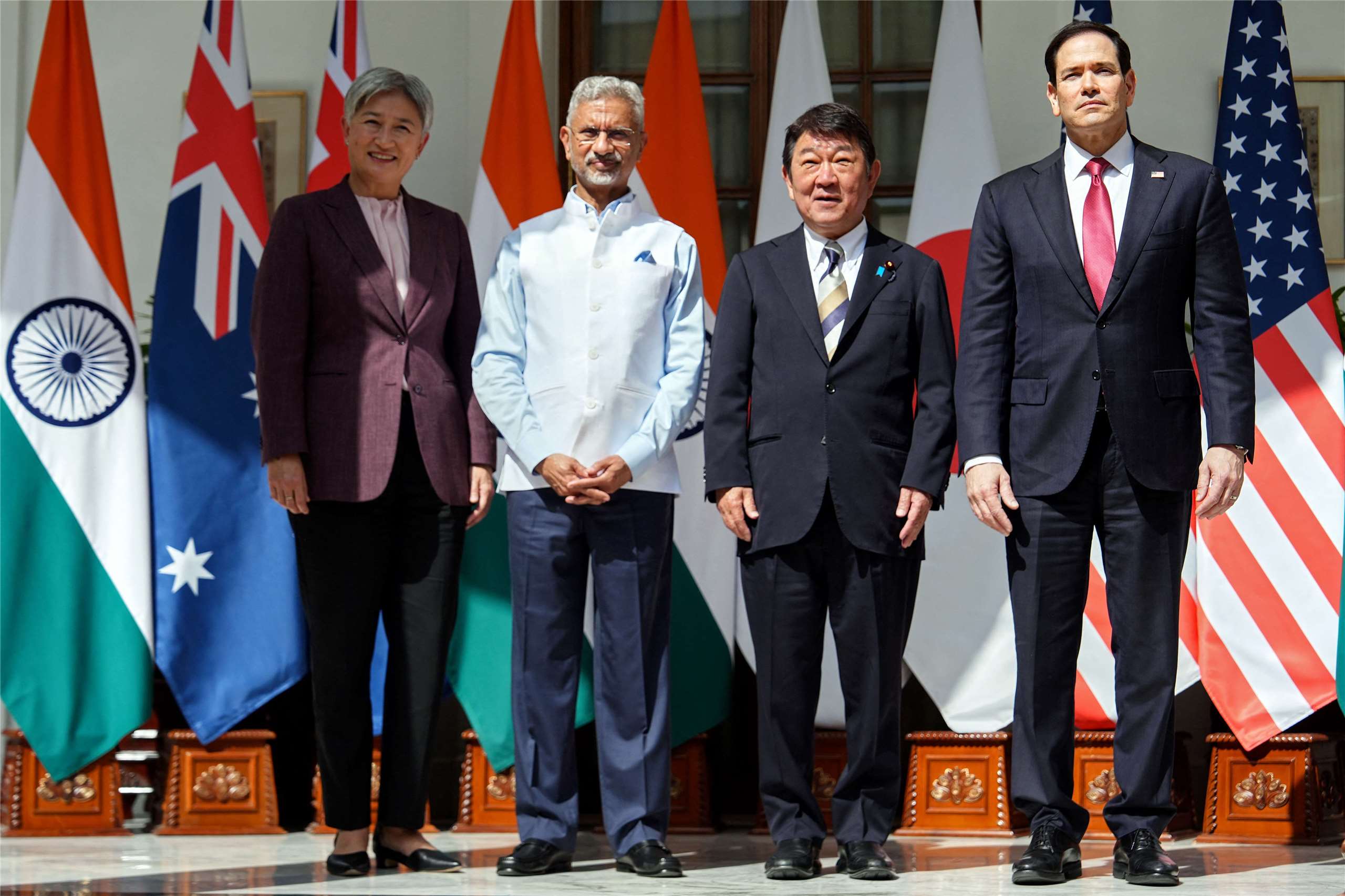 澳洲外交部長黃英賢(Penny Wong，左起)、印度外長蘇杰生(S. Jaishankar)、日本外相茂木敏充，以及美國國務卿盧比歐(Marco Rubio)在印度進行「四方安全對話」(Quad)後合影。