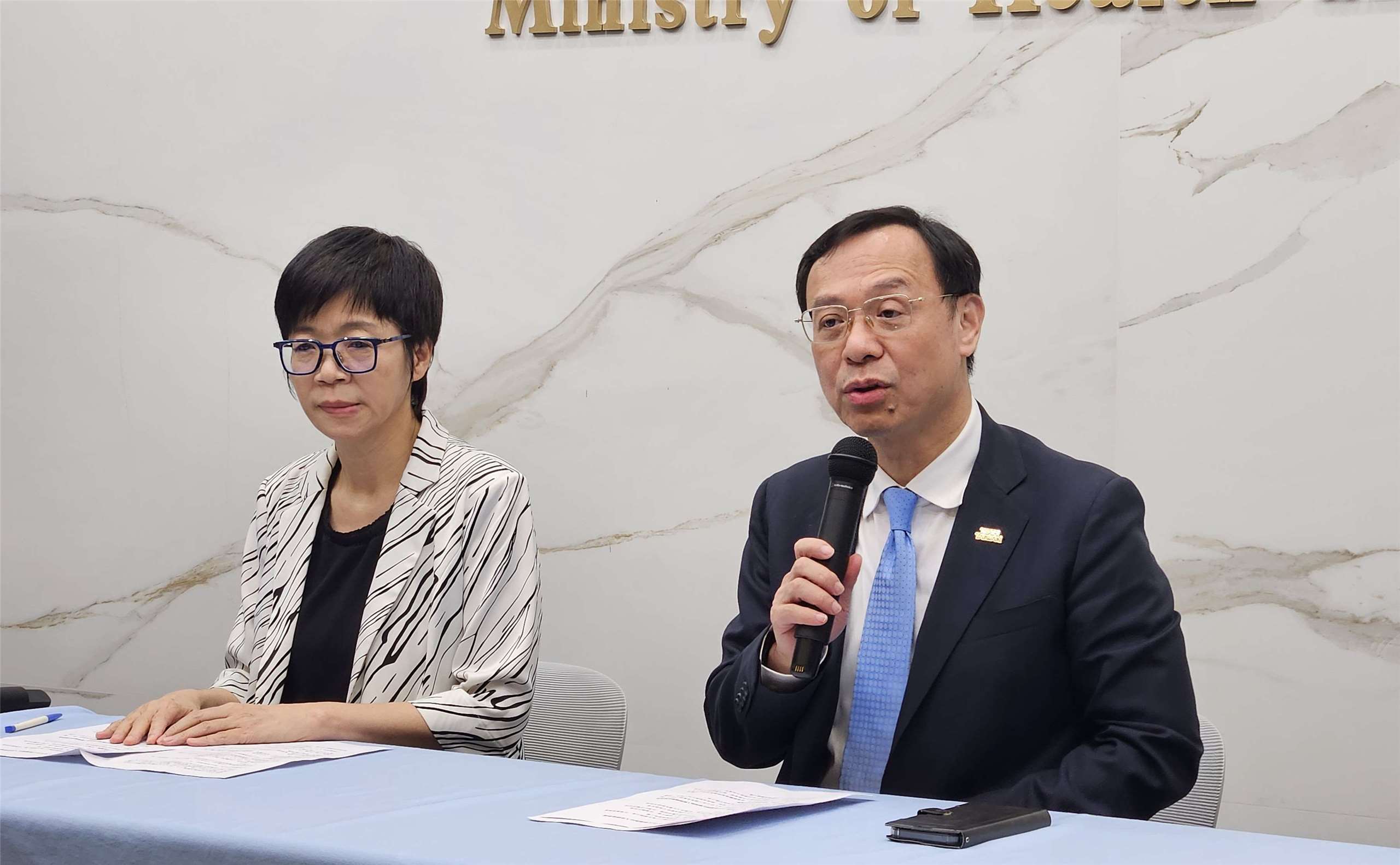 衛福部長石崇良(右)8日表示，「三班護病比」入法將於2028年5/1正式實施。(劉品希 攝)