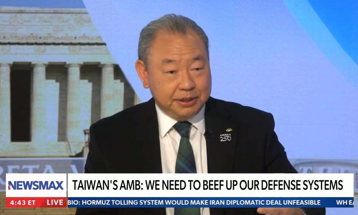 駐美代表俞大㵢21日接受美媒「新聞頭條」(Newsmax)專訪表示，中國侵台的可能性真實存在，台灣能採購武器也符合美國利益，因為更強大的台灣能減少中國攻台機會。(圖:翻拍自Newsmax)