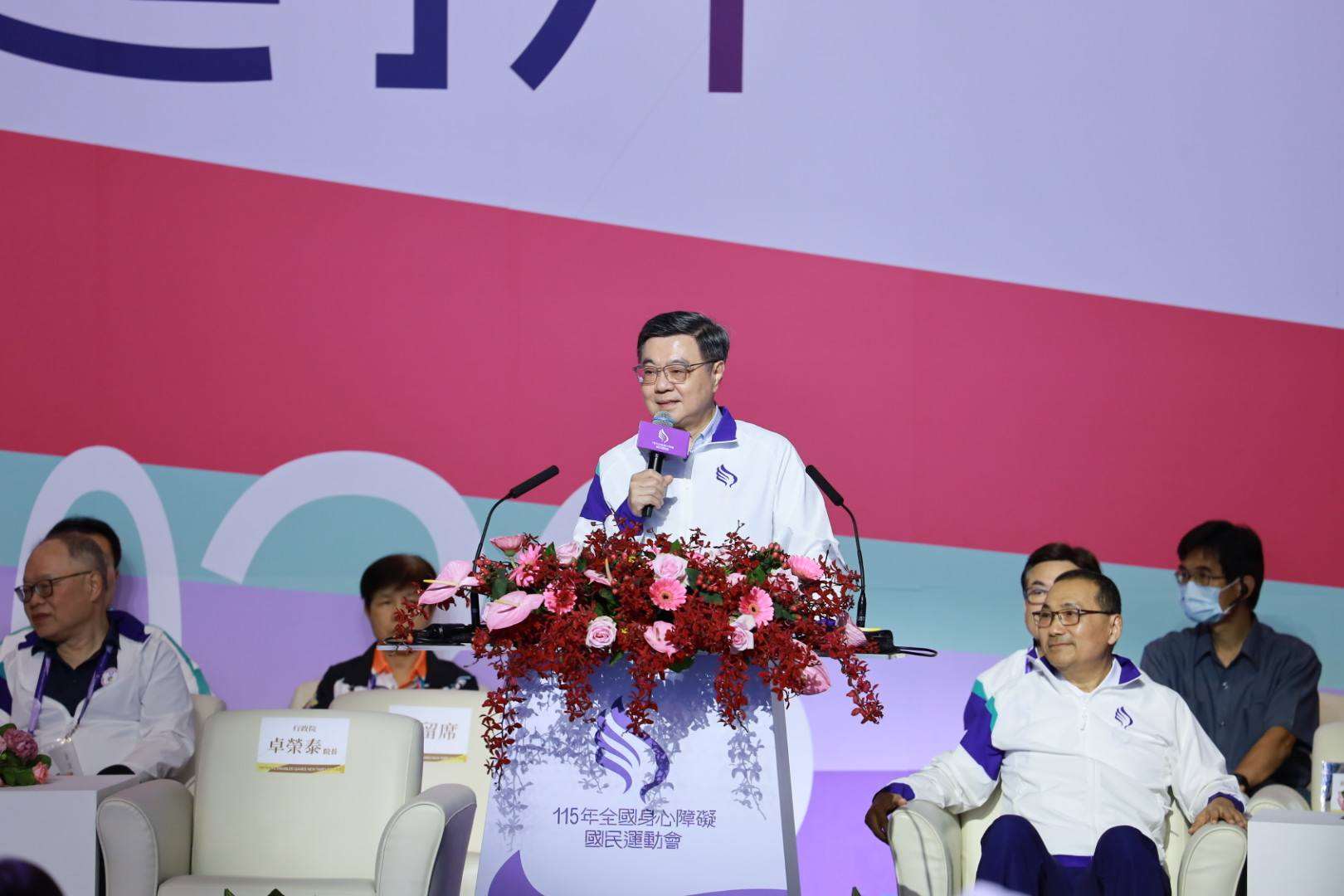 行政院長卓榮泰23日出席全國身障運動會，為選手加油。(運動部臉書)