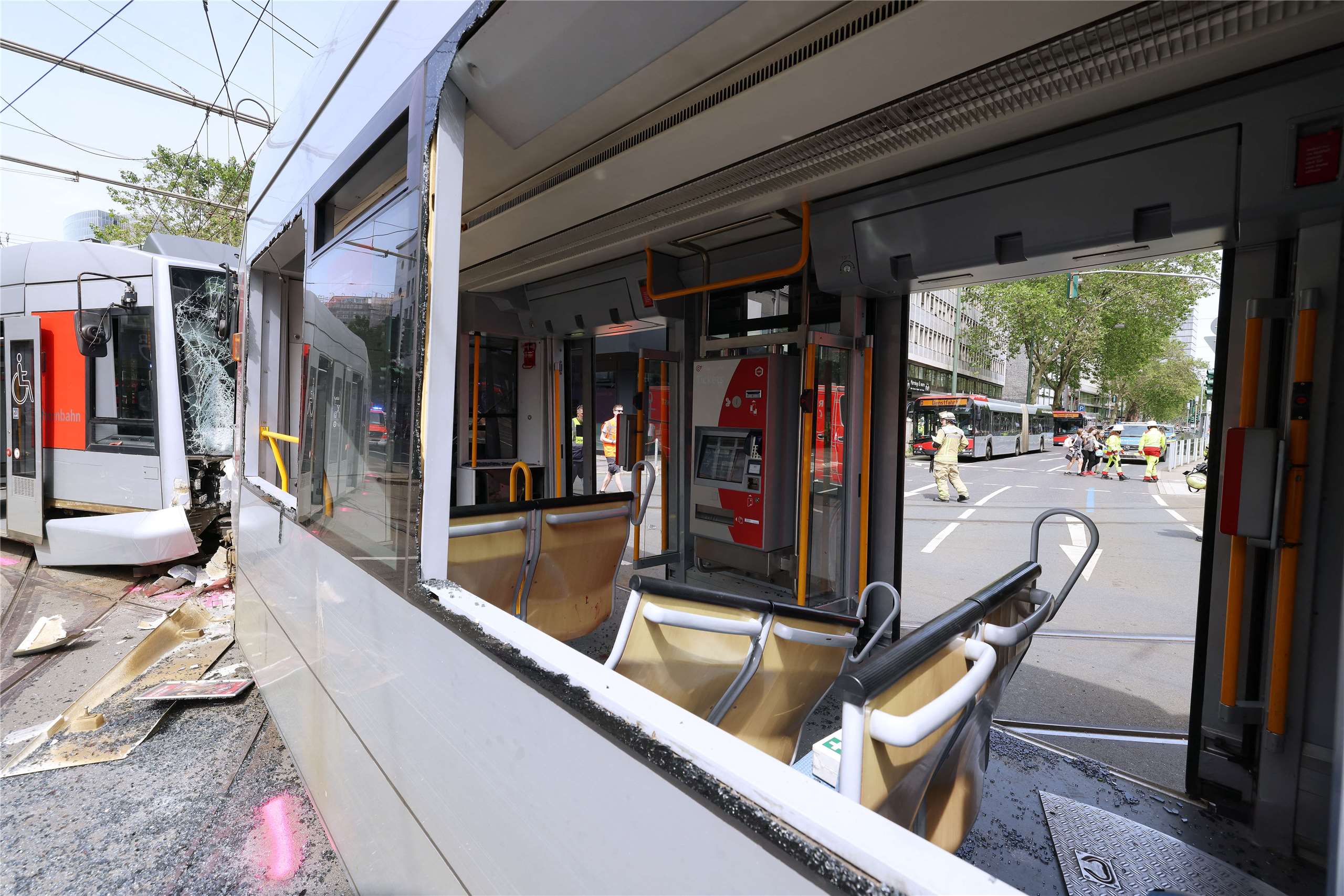 德國杜塞道夫(Duesseldorf)市區23日上午發生兩輛電車迎面相撞事故，造成逾50人受傷。(AFP)
