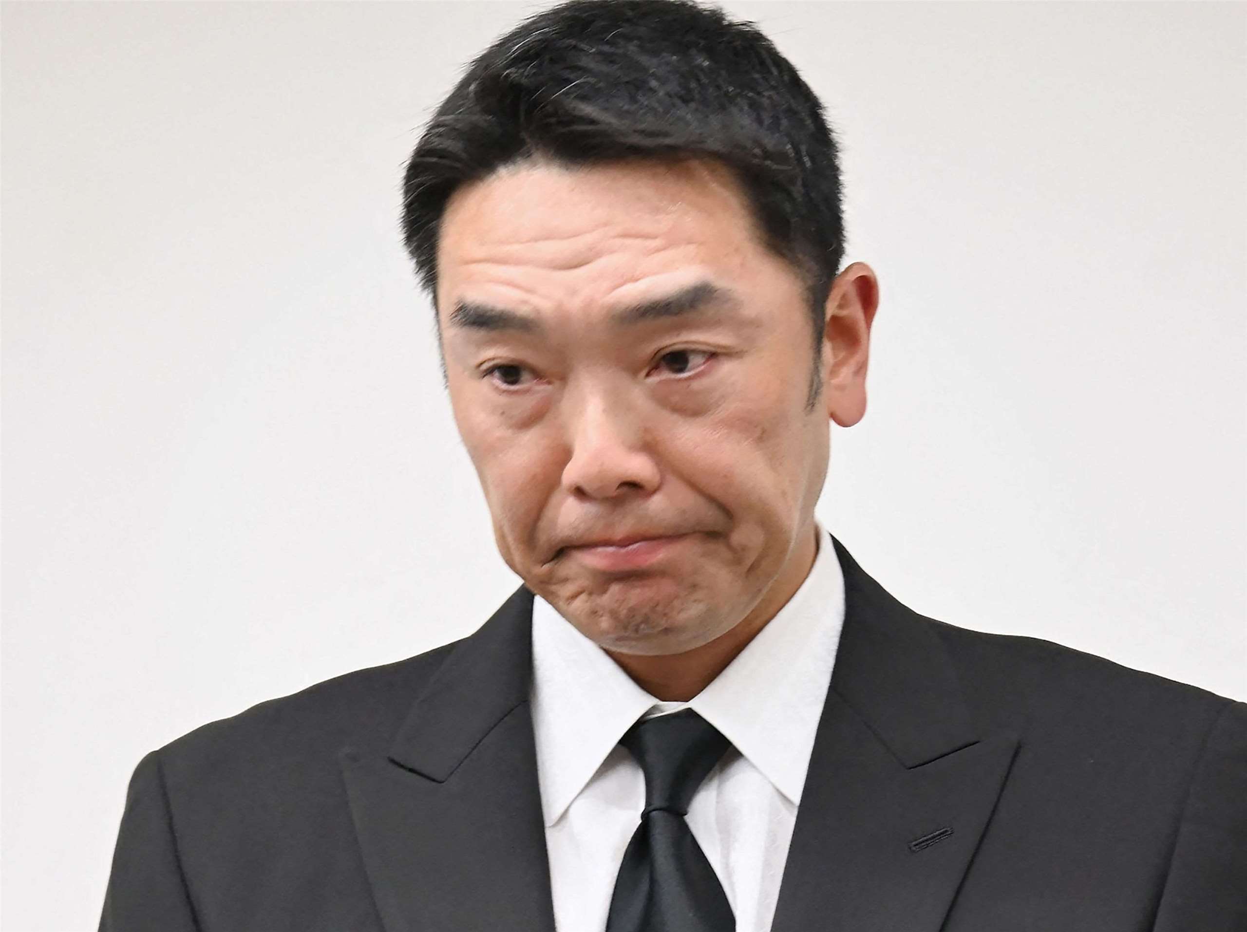 日本職棒讀賣巨人隊總教練阿部慎之助(圖)因涉家暴，26日向球團請辭獲准並公開道歉，但隨著事件越加清晰，網路開始連署要求回任，至27日晚間已經逾6萬人響應。資料照片