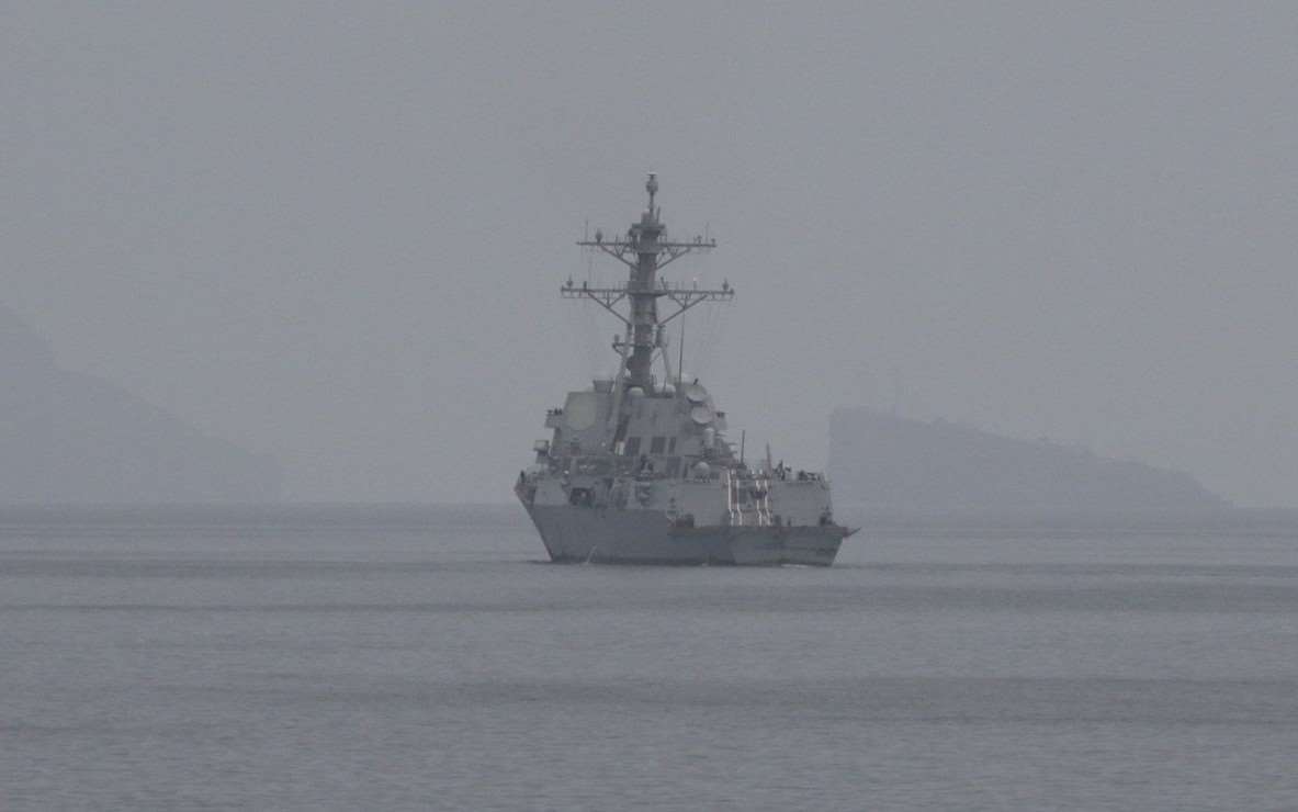 美國中央司令部指出，沒有任何美軍艦艇在荷莫茲海峽遭到飛彈擊中。圖為美軍驅逐艦小皮特森號與麥可墨菲號進入荷莫茲海峽。(X@CENTCOM)