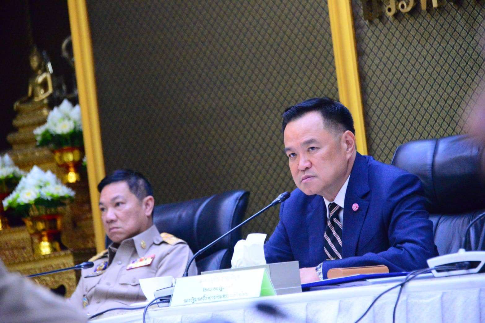 總理兼內政部長阿努廷(Anutin Charnvirakul)(右)下令徹查遭查獲擁有大批軍用武器中國男子與跨國犯罪集團關聯。資料照片(圖：Anutin Charnvirakul 臉書)