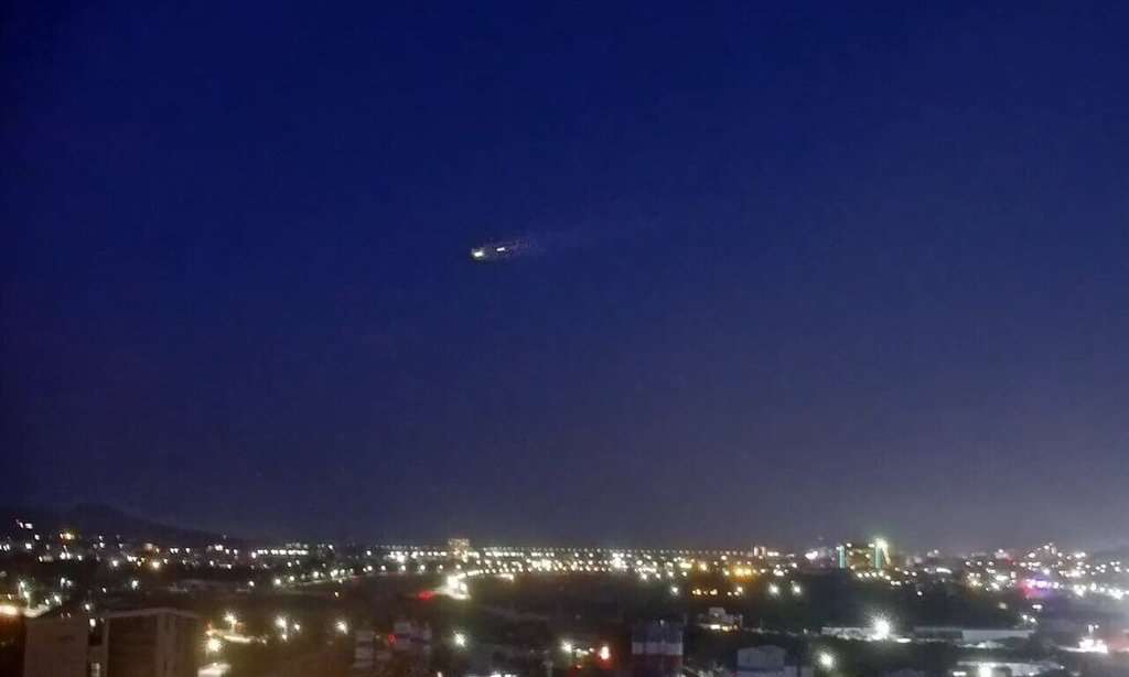 台東縣天空27日晚間出現有如流星般亮光的太空垃圾，南橫埡口等即時影像鏡頭都有捕捉到畫面。（娜路彎大酒店提供）