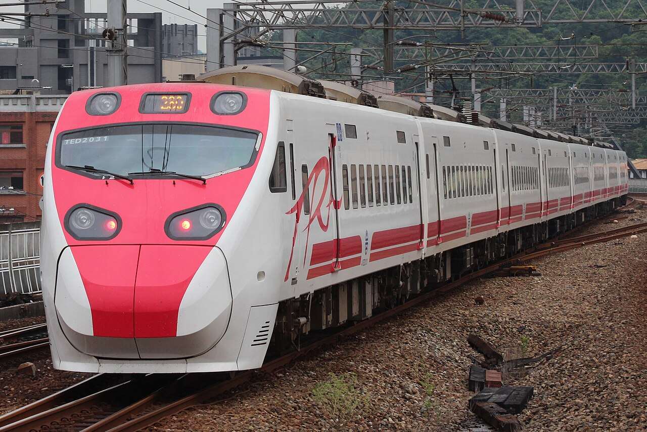 台鐵近期調整普悠瑪桌型座位訂票規定，放寬乘車日前7天內可訂1至9張。圖為台鐵普悠瑪列車。(維基百科/CC BY-SA 3.0)
