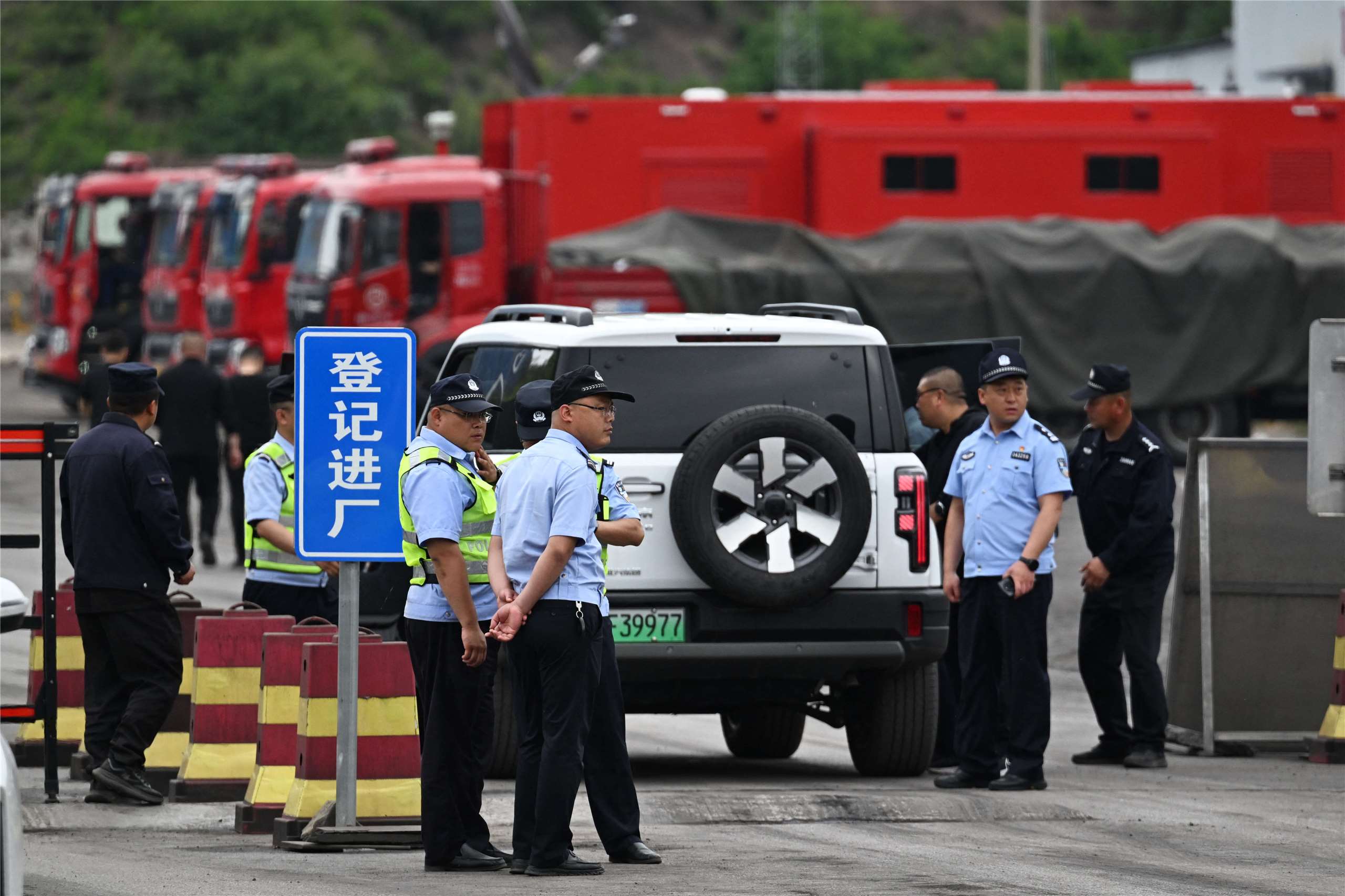 發生嚴重爆炸事故的山西留神峪煤礦聯外道路上，由警方駐守。資料照片。攝於2026年5月24日。