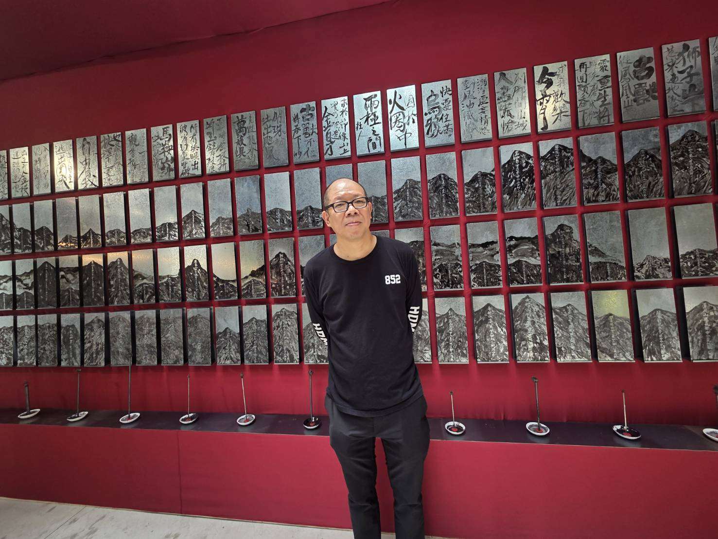 香港藝術家鄭志明近日在台中百年古蹟台灣府儒考棚推出創作個展《翻山》。(江昭倫 攝)