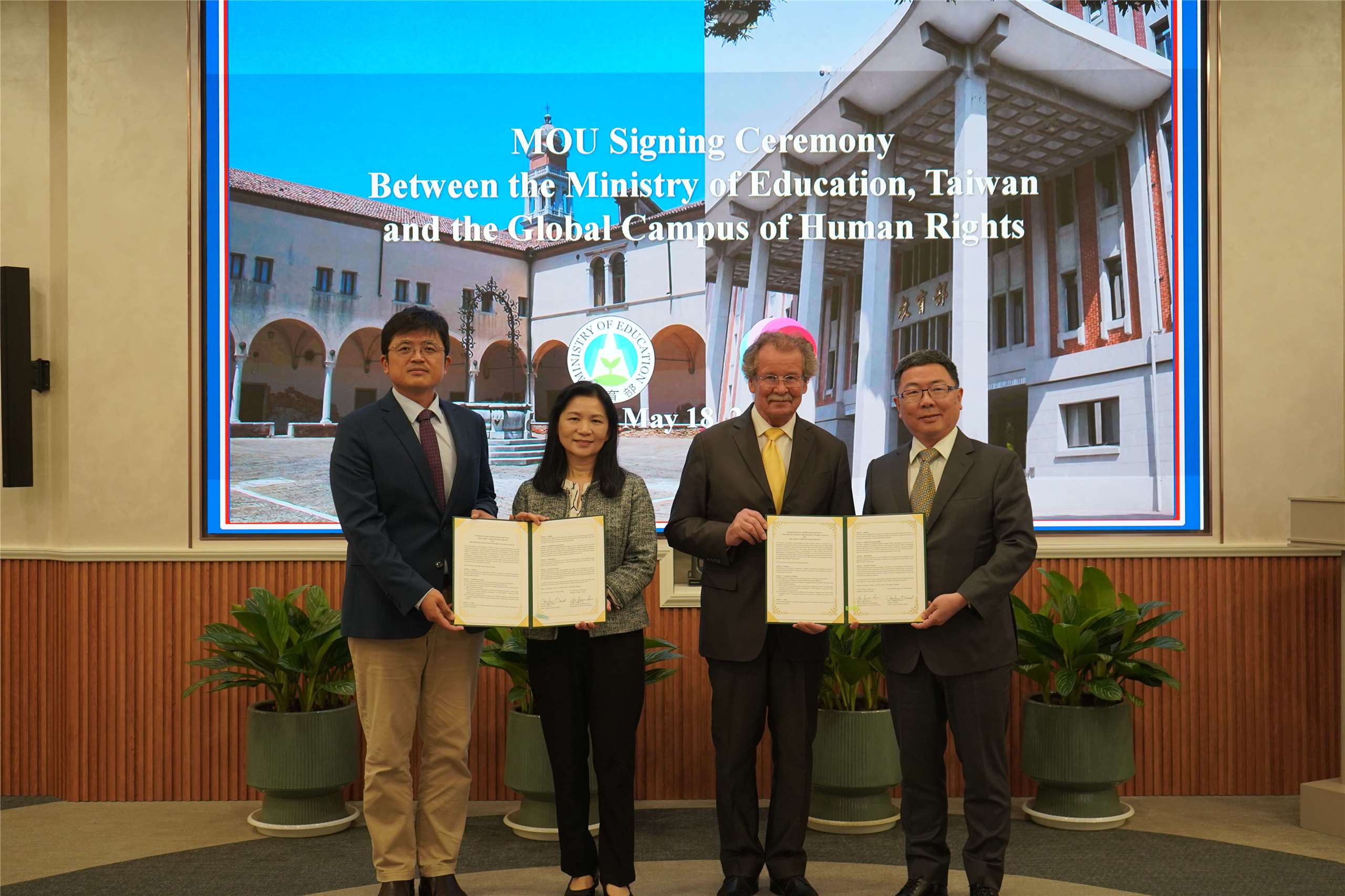 行政院18日舉辦「人權教育國際合作交流工作坊」，並與全球人權校園（Global Campus of Human Rights, GCHR）秘書長Manfred Nowak(右2)簽署合作備忘錄；教育部國際及兩岸教育司司長李毓娟(左2)、行政院政委林明昕(右)及教育部主任秘書林伯樵(左)。(圖：行政院提供)