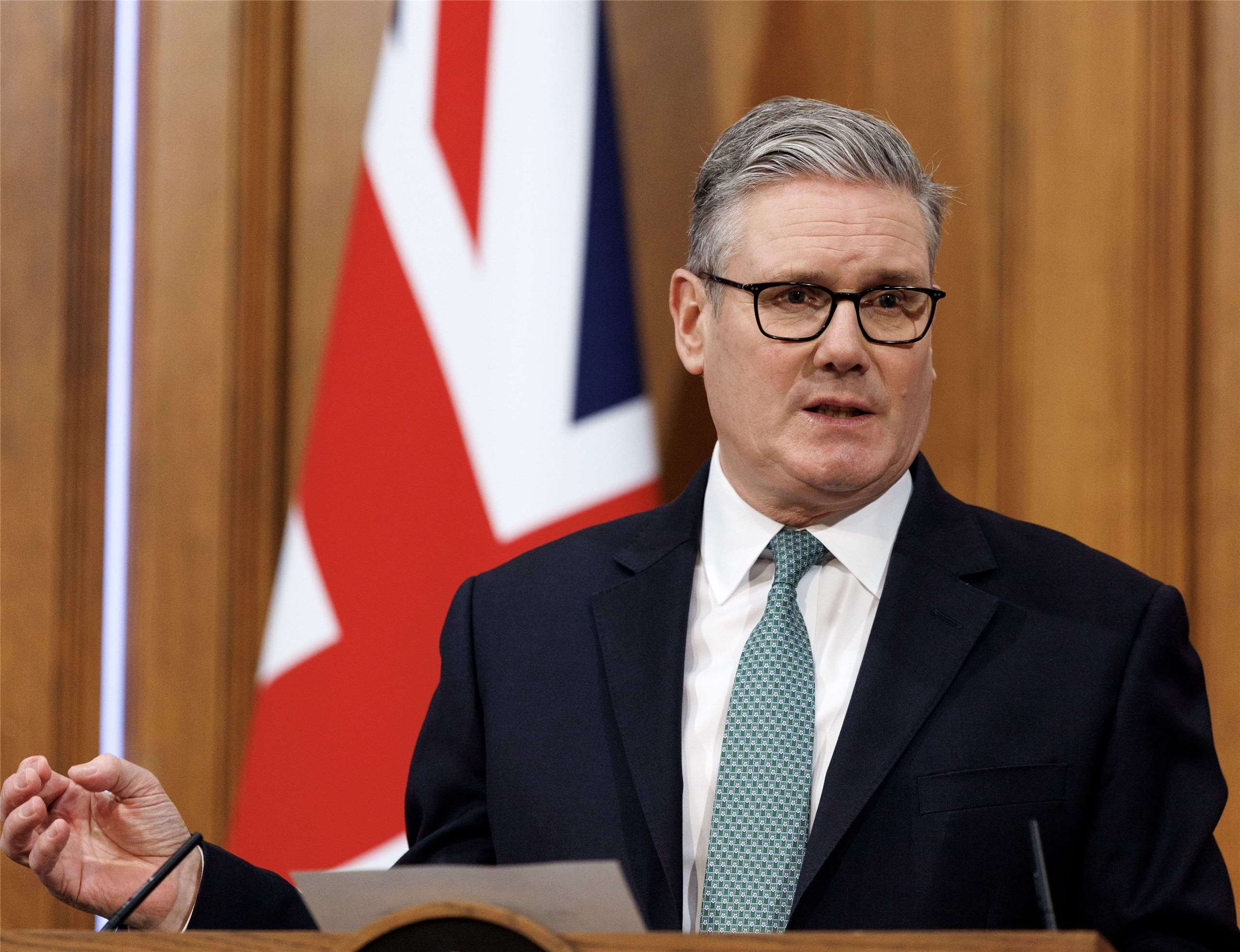 英國首相施凱爾(Keir Starmer)20日為一項具爭議性的措施辯護，由於中東戰爭導致油價飆漲，英國決定放寬對俄羅斯航空燃油與柴油進口制裁。 (圖:英首相府)