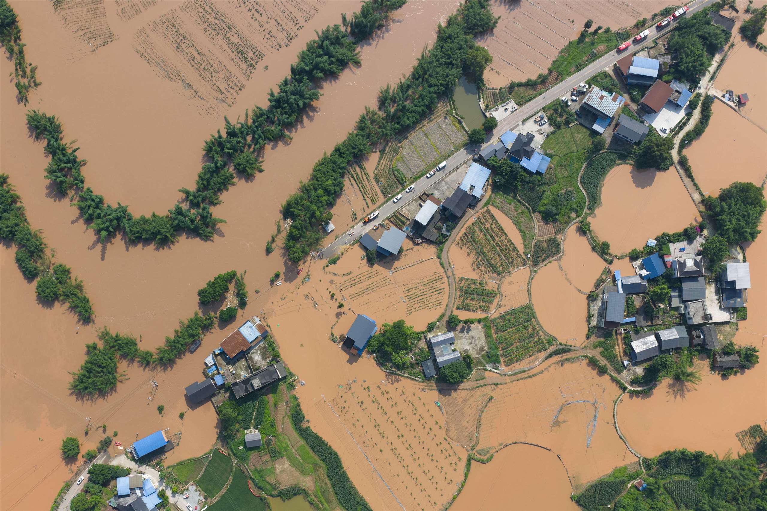 中國強降雨導致重慶永川區引發山洪和土石流，圖無人機拍攝的安溪村景象。(路透社/達志影像)