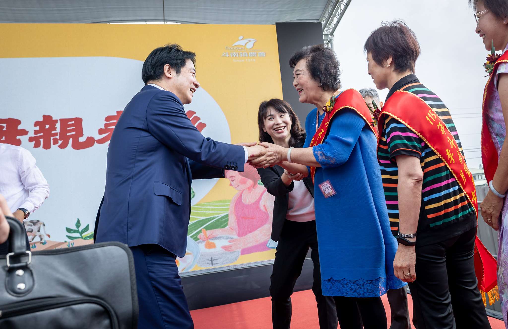 賴清德總統1日出席「115年度『溫馨五月 滿心感謝』模範母親表彰暨成果展系列活動」。 (圖:總統府)