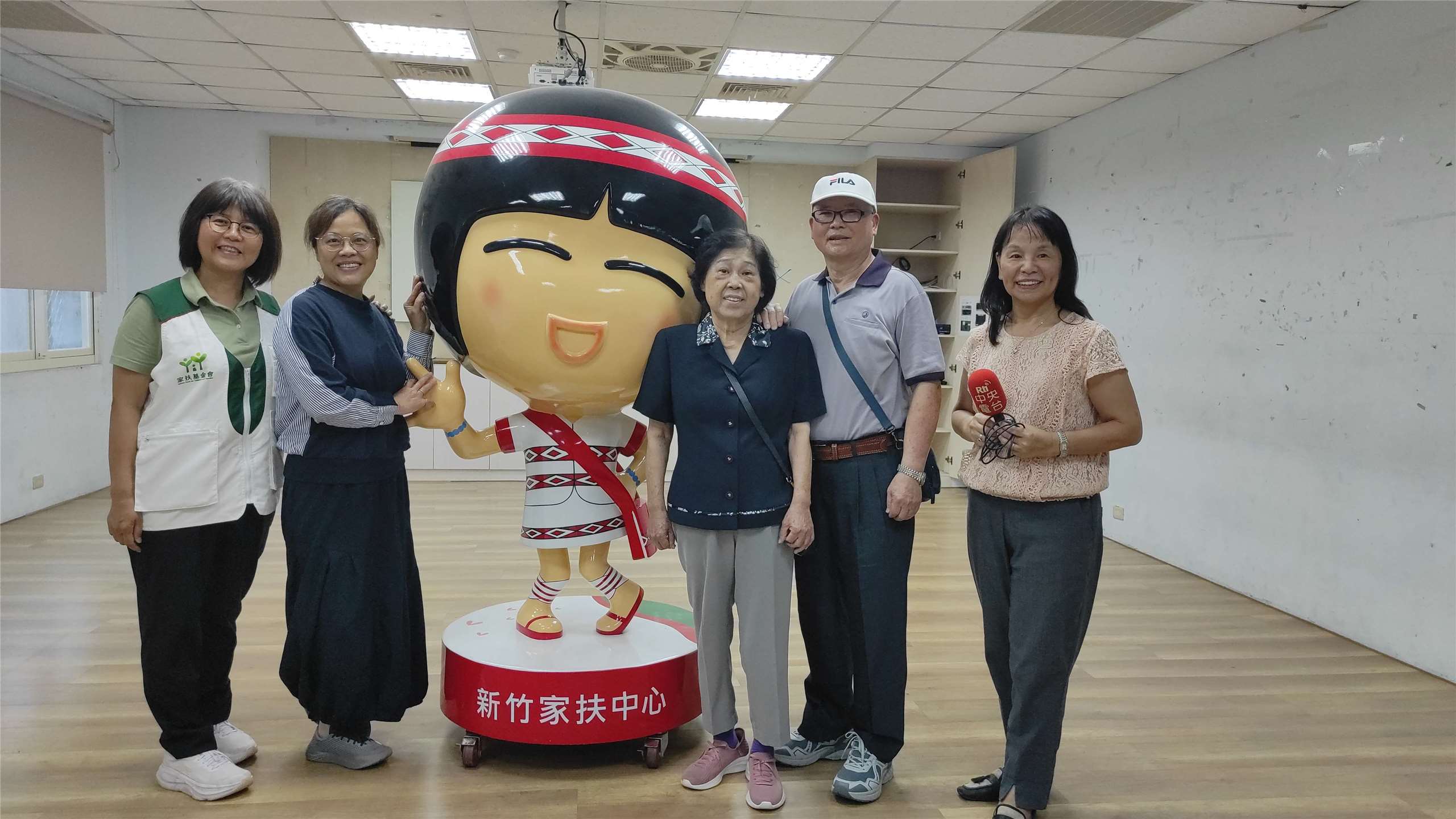 新竹家扶中心張如萱主任(左一)寄養媽媽巫小姐(左二)寄養翁爸翁媽(右二右三)