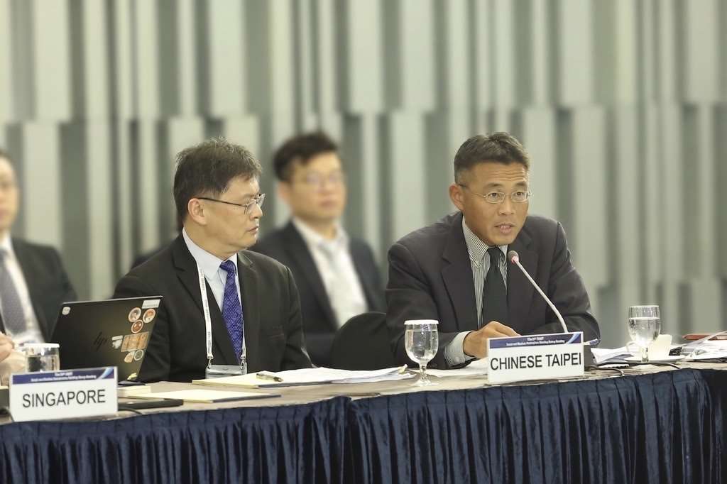 APEC中小企業工作會議本週於韓國首爾舉行。中企署李冠志署長(右)與台經院連科雄所長(左)分享傳產數位轉型成果。(經濟部中小及新創企業署提供)
