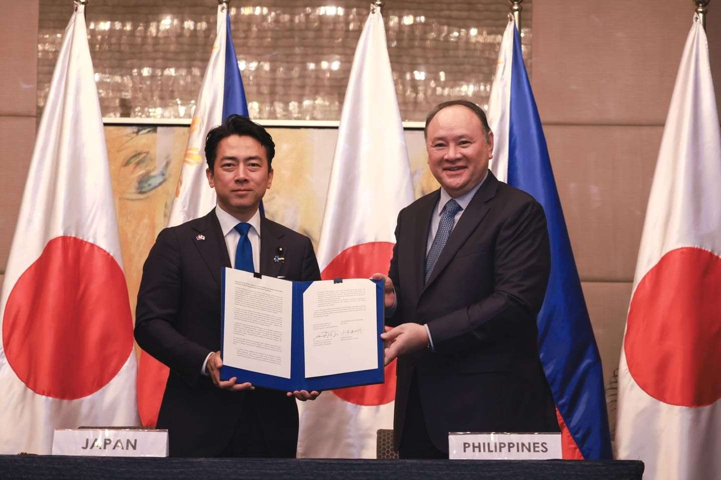 菲律賓國防部長鐵歐多洛(Gilberto Teodoro)5日在馬尼拉與日本防衛大臣小泉進次郎舉行會談。 (圖:菲國防部)