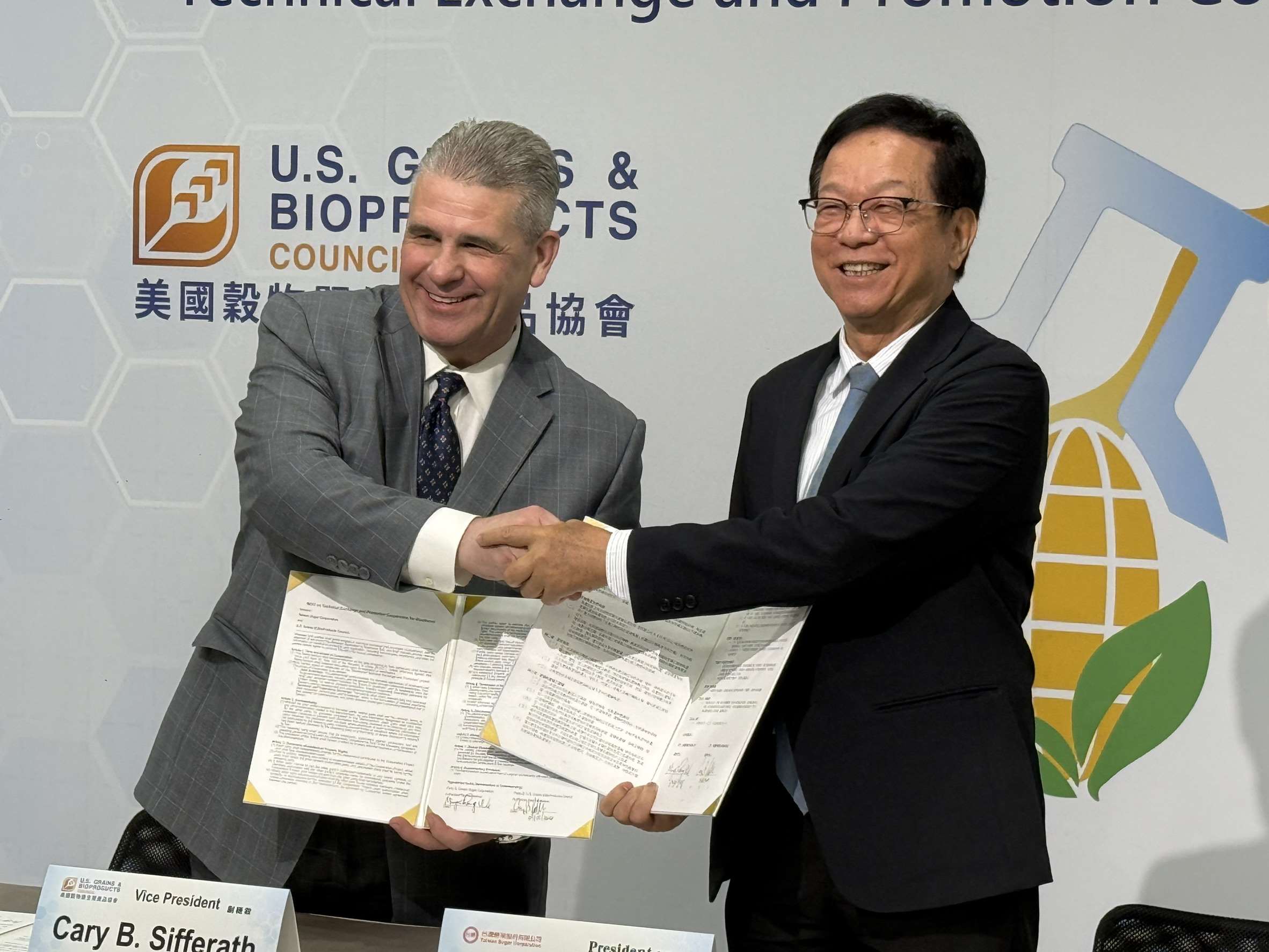 台糖董事長吳明昌(右)、美國穀物暨生質產品協會(USGBC)全球副總裁席福瑞斯(Cary Sifferath)(左)簽署「生質乙醇技術交流與推廣合作備忘錄」。(謝佳興 攝)