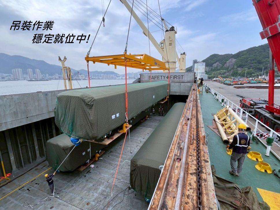 台北捷運公司5日表示，首度由韓國現代樂鐵公司得標10列高運量電聯車，第一列5日下午抵達台北港，新車預計2027年中投入服務。(FB@台北捷運 Metro Taipei﻿)