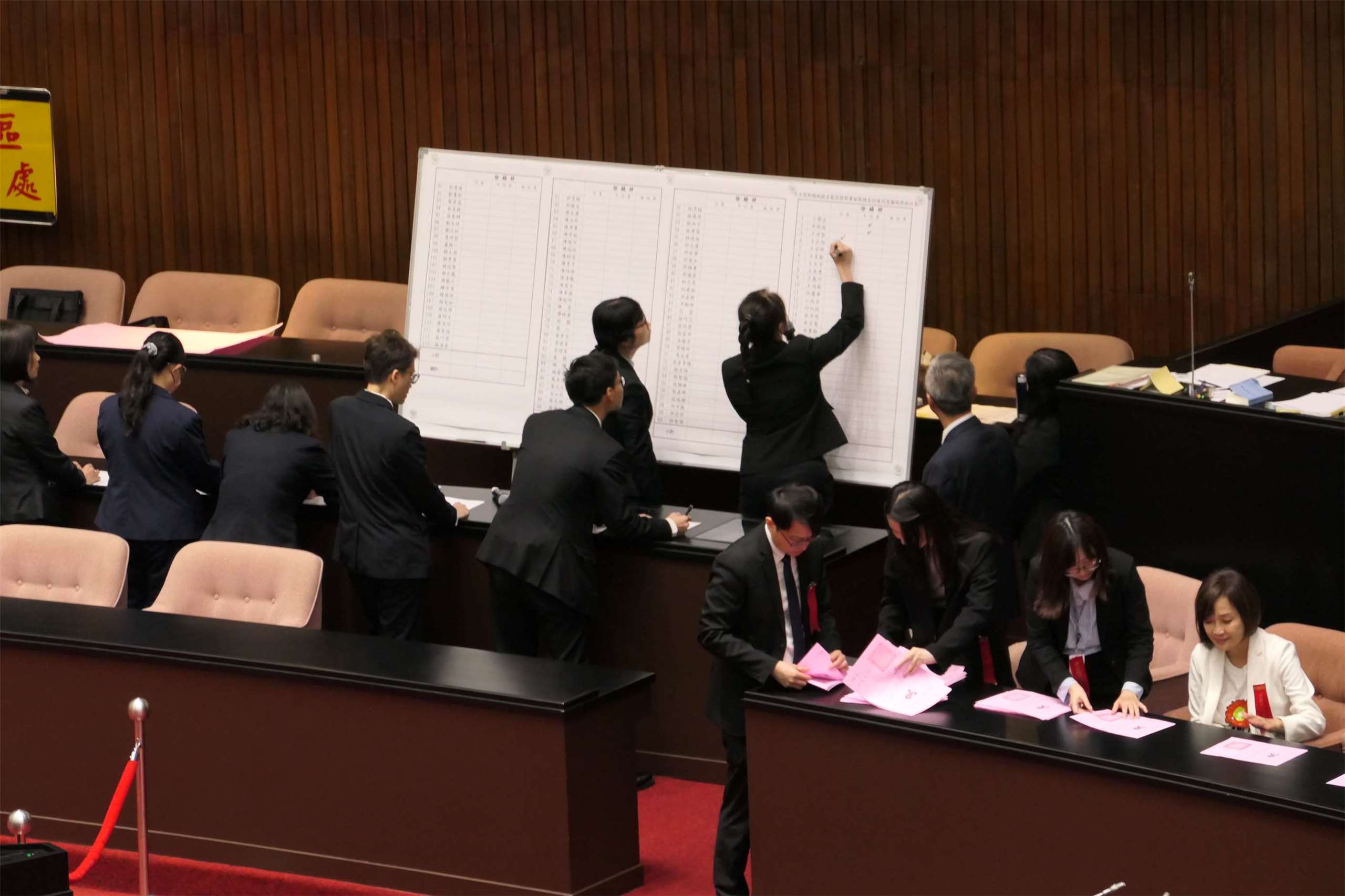 立法院5日行使檢察總長人事同意權案投票，在藍、白聯手下，被提名人徐錫祥遭到否決。(趙婉淳 攝)