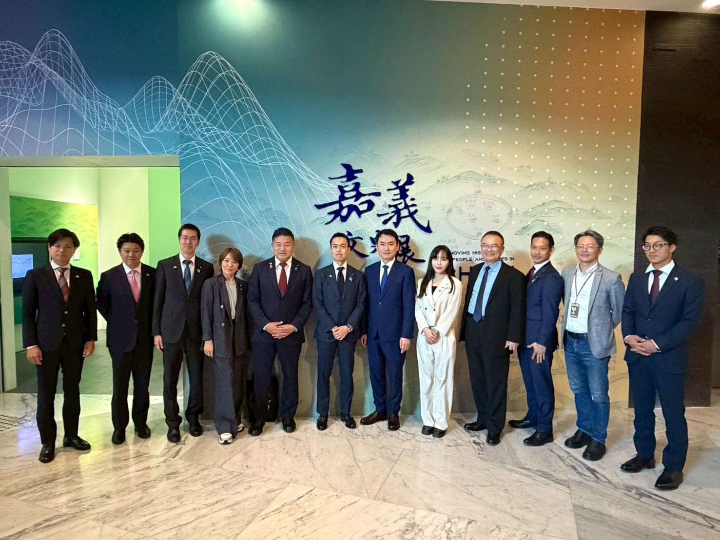 半世紀來首次！日本自民黨青年局長平沼正二郎（左六）率領的國會議員及JC日台友好之會成員共15人參訪團於3日訪問嘉義，民進黨立法委員暨青年局長陳冠廷（右六）、立委黃捷（右五）與故宮院長蕭宗煌（右四）陪同參訪故宮南院。圖：陳冠廷立委辦公室提供