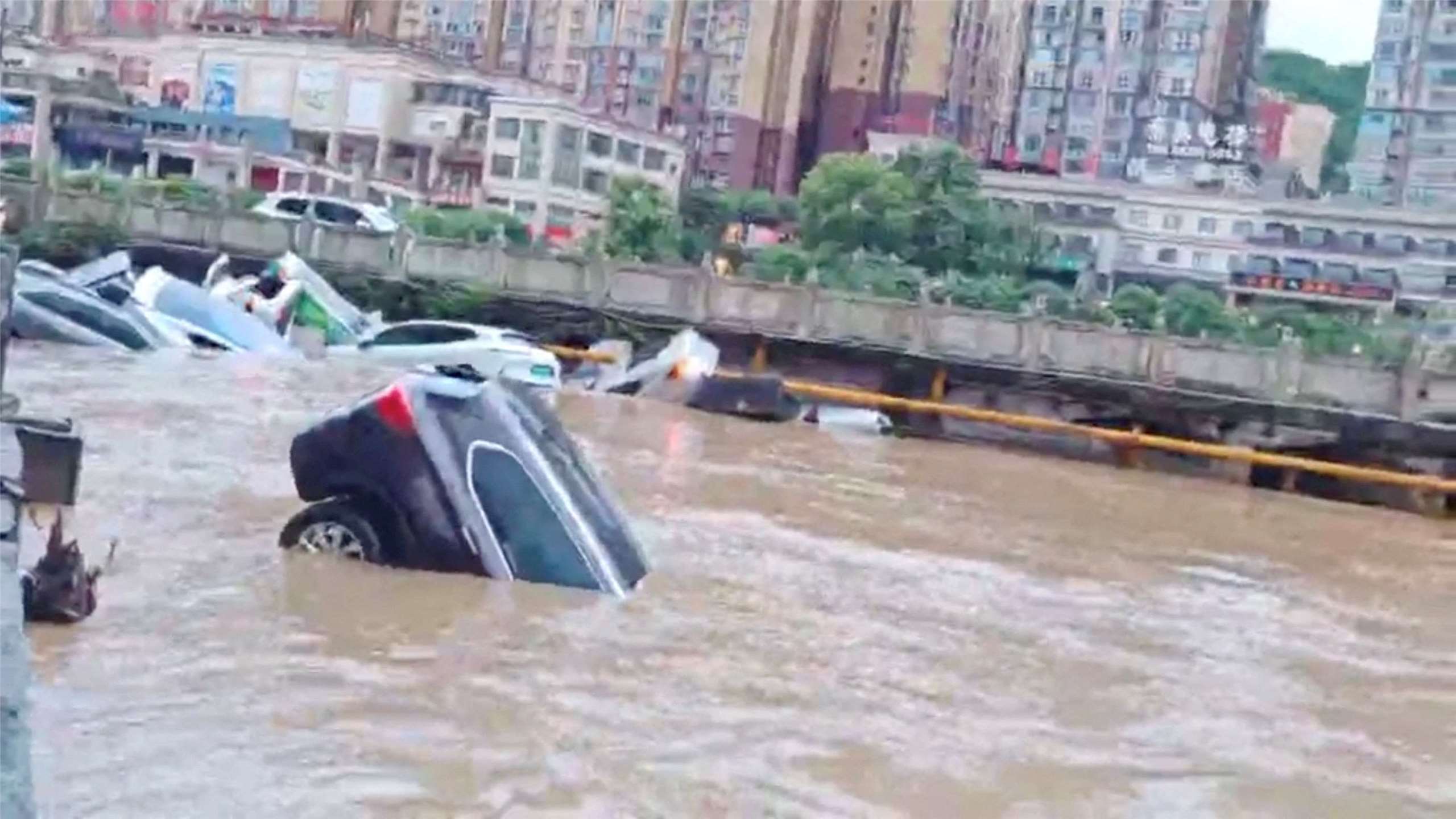 中國華南連日豪雨災情不斷。圖攝於都勻市，暴雨導致汽車浸沒在洪水中。