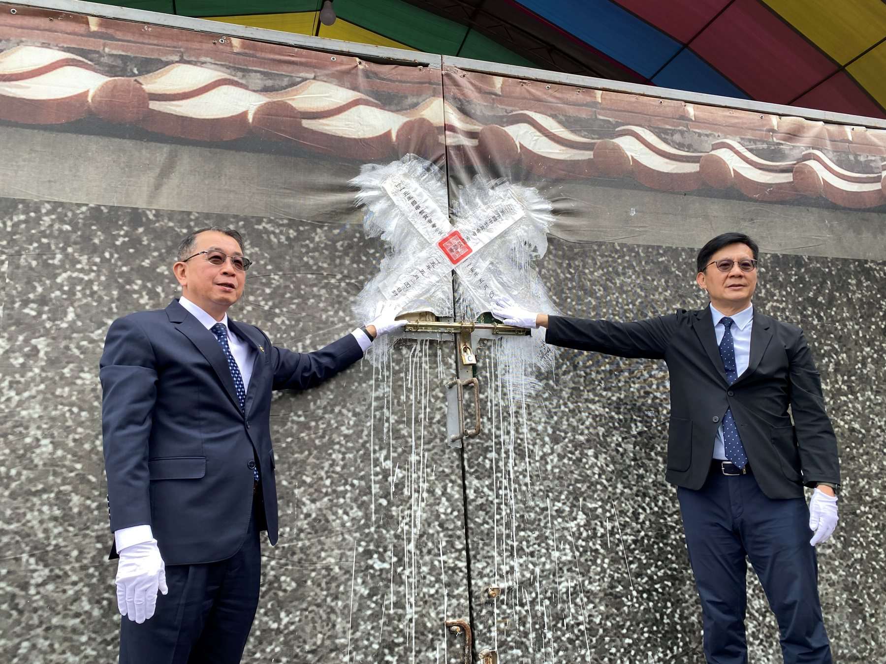 教育部次長張廖萬堅(右)與台師大副校長張少熙(左)共同貼闈場封條。(教育部提供)