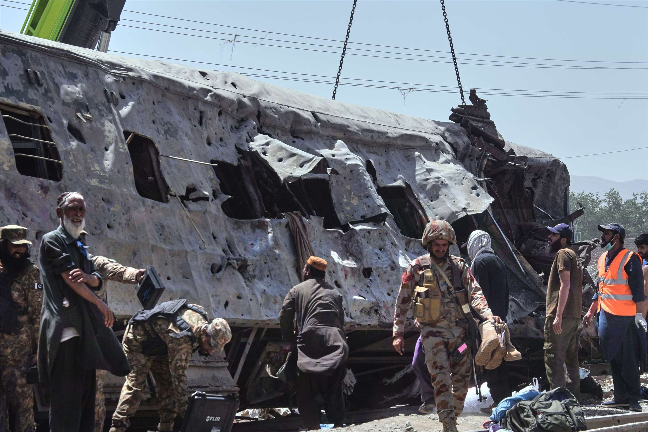 巴基斯坦奎達（Quetta）24日發生列車遭遇爆炸攻擊事件。圖為安全人員在現場檢查受損的火車車廂。
