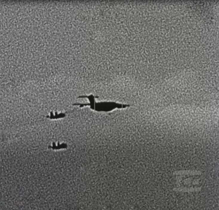 中共機艦25日下午起執行聯合戰備警巡擾台，國防部公布國軍F-16戰機監控中共運油20加油機(右)畫面。(圖:國防部提供)
