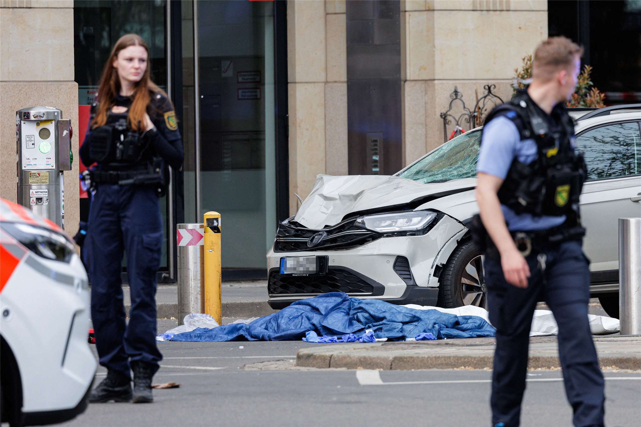 德國東部城市萊比錫(Leipzig)市中心4日有一輛汽車衝撞人群，造成至少2人喪命。