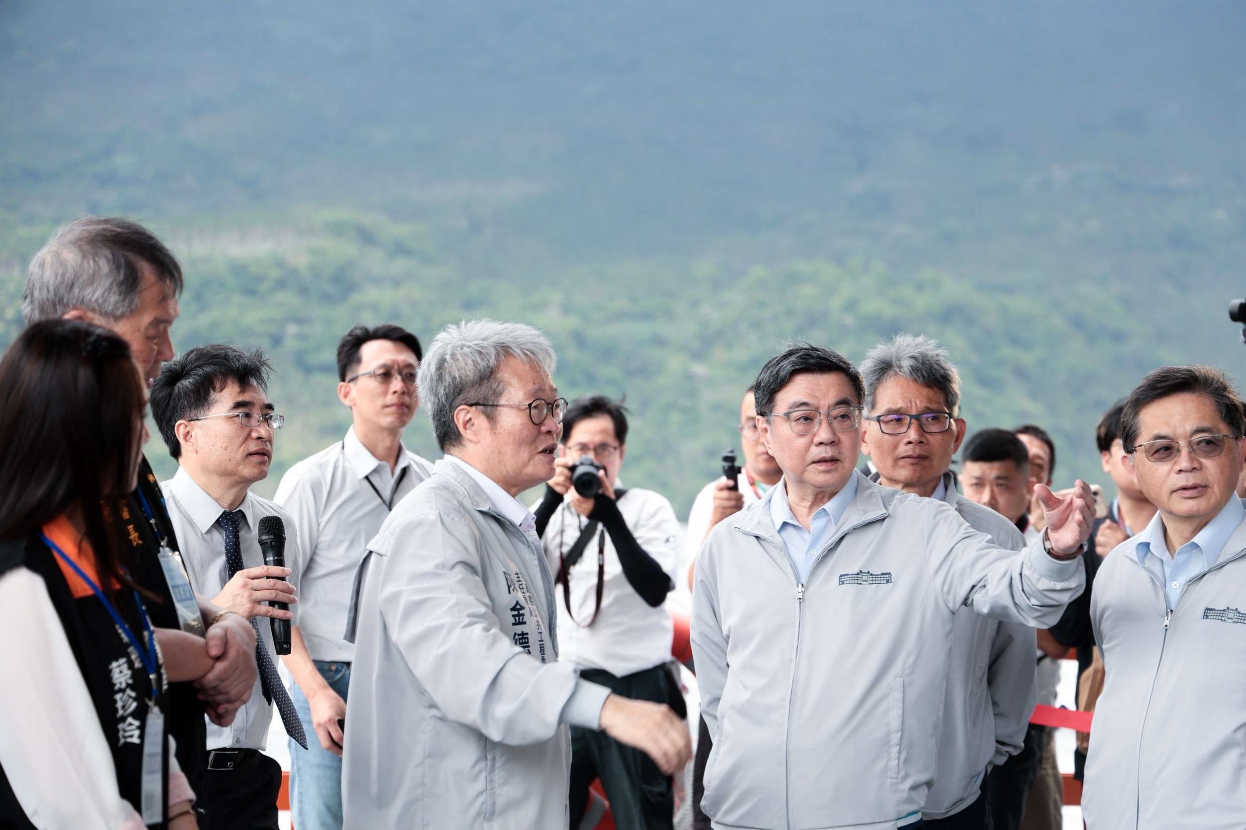 行政院長卓榮泰29日前往花蓮視察馬太鞍溪堤防工程防汛整備情形。(圖：行政院提供)