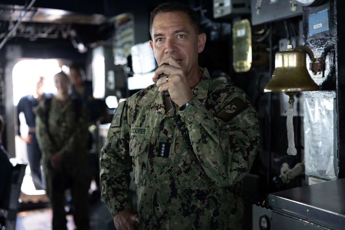 美軍中央司令部司令古柏(Bradley Cooper)5月2日視察「米利厄斯號」飛彈驅逐艦(DDG 69)，當時這艘驅逐艦正在區域水域巡邏，以支援美國對伊朗的封鎖行動。(圖:X@CENTCOM)