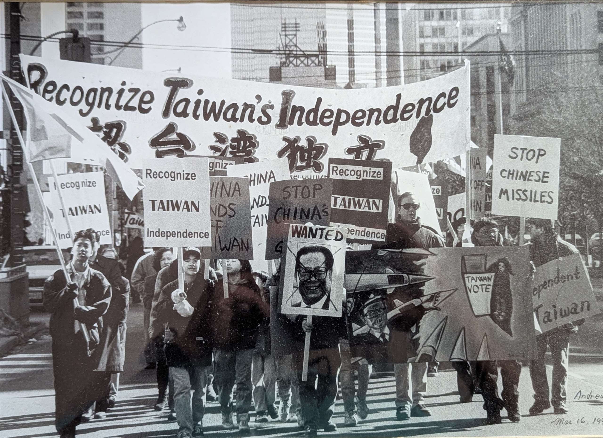 海外台灣人羅益世表示，1996年3月台海飛彈危機爆發後，海外台灣人陸續在世界各地集會遊行抗議，光是在加拿大多倫多，就在3月13日及3月16日分別舉辦了兩場遊行活動。(圖：羅益世提供)