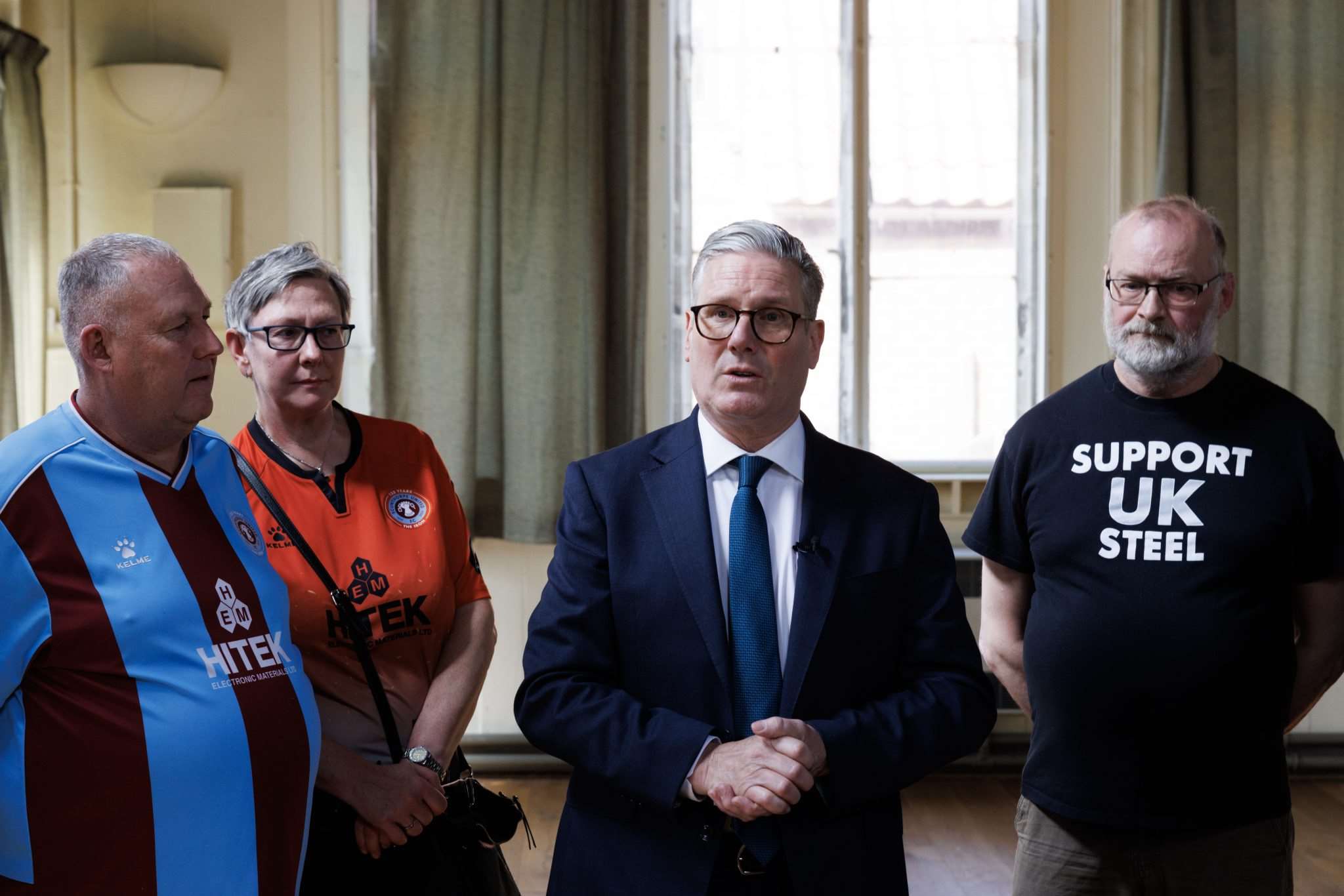 英國首相施凱爾(Keir Starmer)(右2)矢言將中資擁有的英國鋼鐵公司(British Steel)國有化。(圖：British Steel官網)