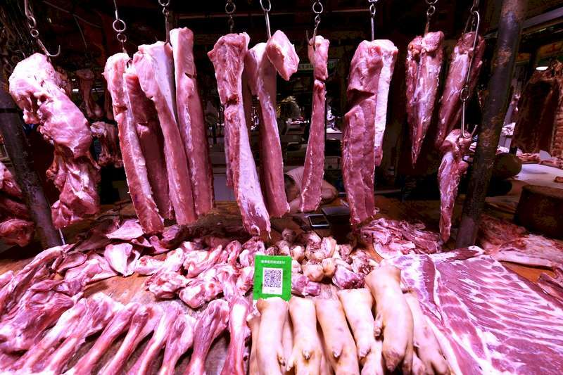 中國最大肉類加工企業「雙匯」子公司生產的豬肉，近期被曝抗生素殘留超標37.5倍。圖為重慶一農貿市場內一家售賣豬肉的攤位。(資料照/中央社)