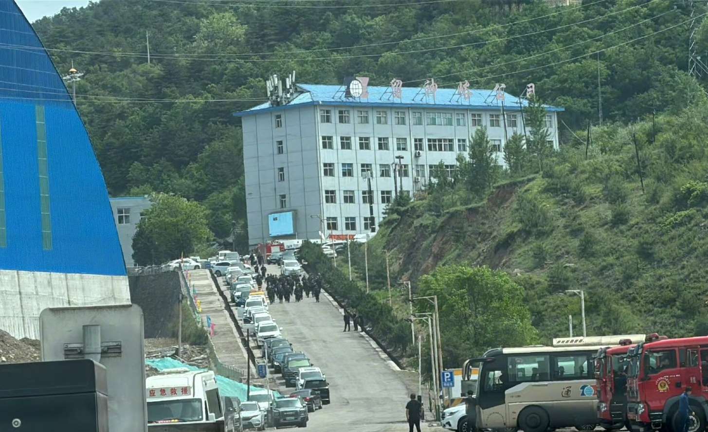 中國山西省長治市沁源縣一處煤礦22日晚間發生瓦斯爆炸事故，已造成90人死亡，但事發當時多少人在坑內，至今兜不攏。(微博@人民日報)
