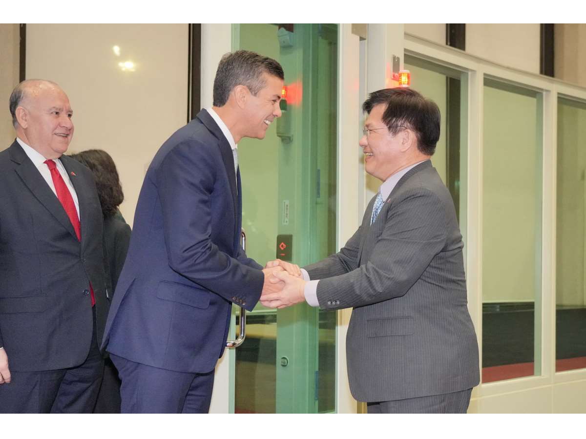 巴拉圭總統潘尼亞(Santiago Pena，左二)7日清晨抵達台灣，外交部長林佳龍(右)代表賴清德總統與台灣人民表達誠摯歡迎 (圖取自林佳龍臉書)