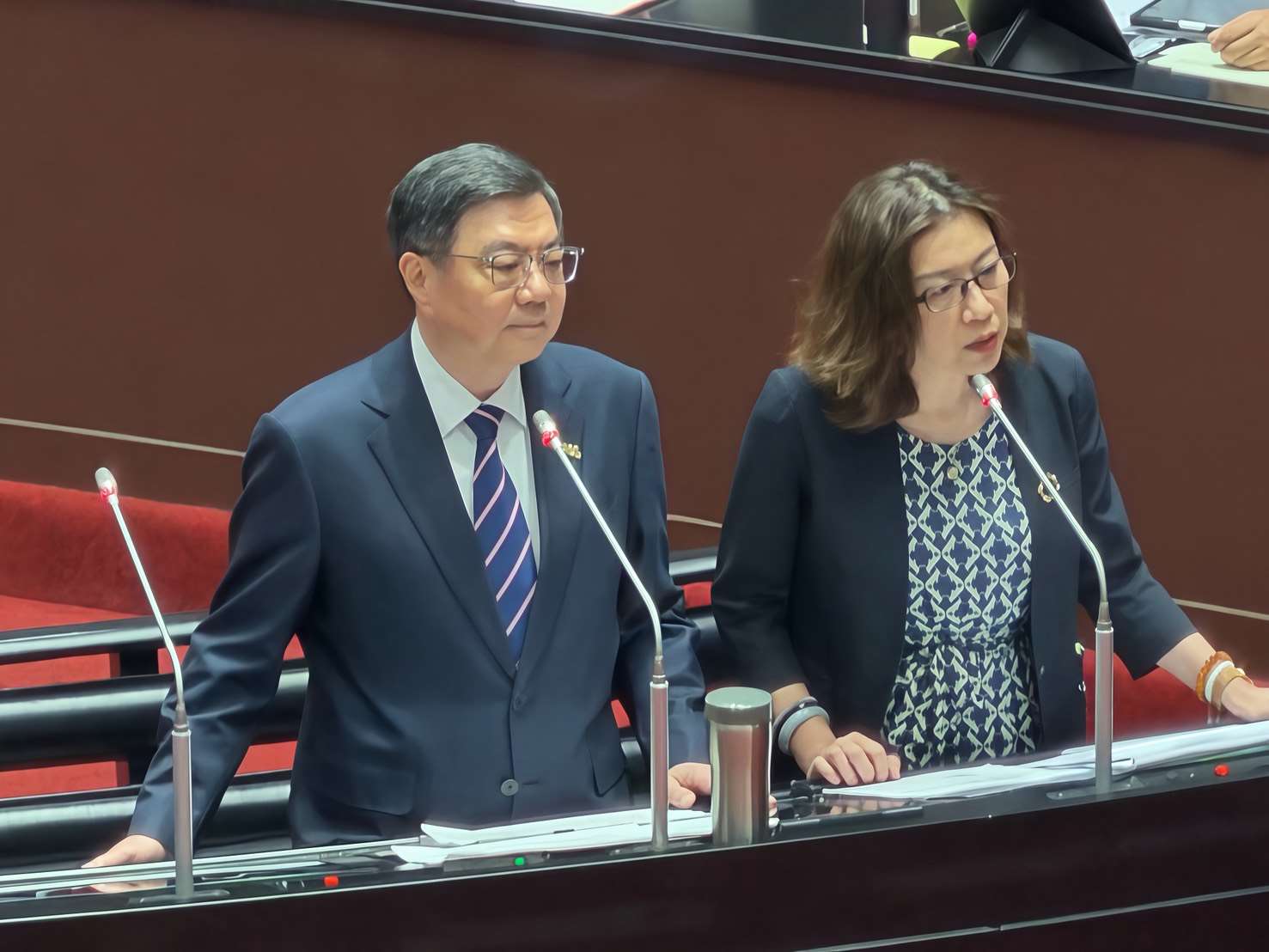 行政院長卓榮泰(左)及衛福部次長林靜儀(右)22日在立法院備詢。(鄭佑漢 攝)