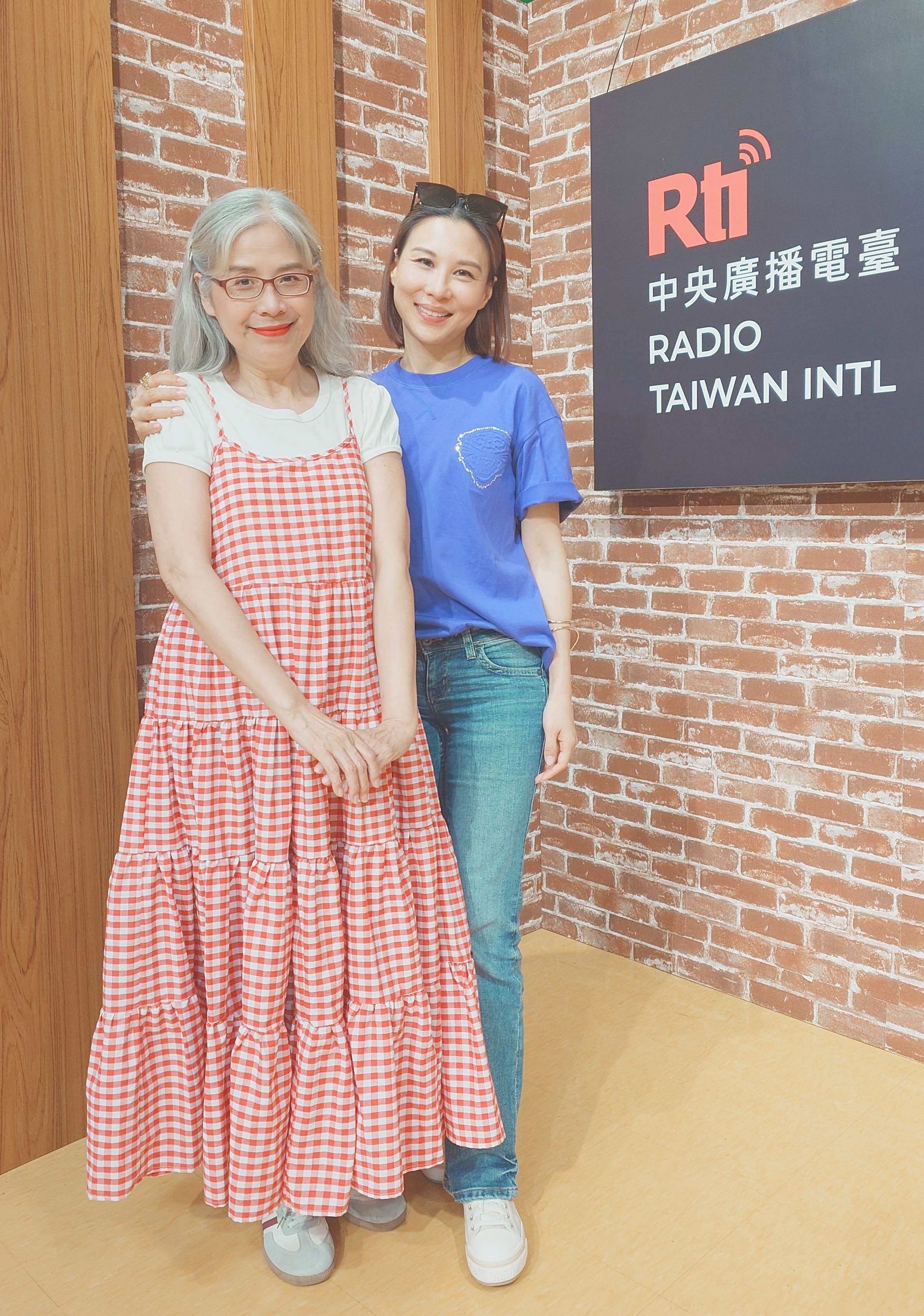 Voice to the World主持人介文， 專訪歌手林凡，介紹《但願人長久》鄧麗君經典回聲音樂會。