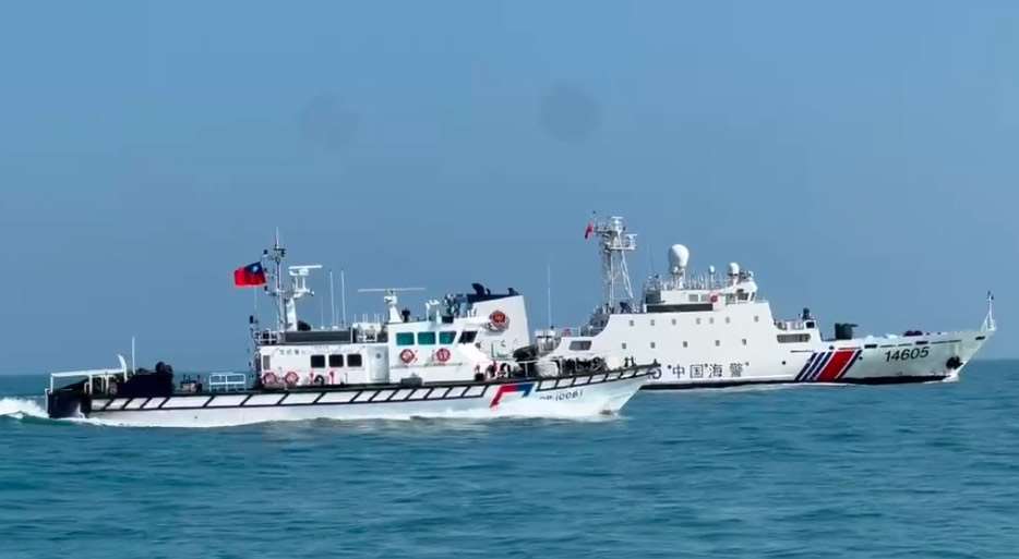 4艘中國海警船21日侵擾金門水域，我國海巡巡防艇併航監控，全程蒐證，要求其立即轉向航離。圖為海警船擾台資料照。(圖：海巡署金馬澎分署)