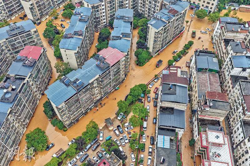 江西贛州上猶縣16日出現內澇，道路、車輛被淹。（中新社）