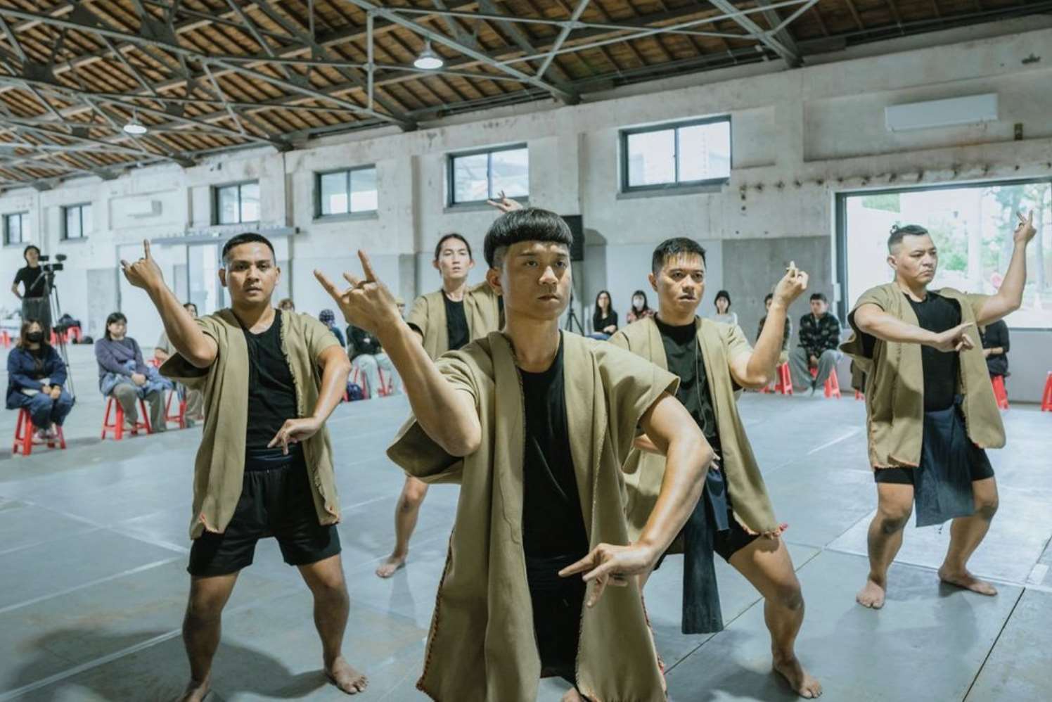 第24屆台新藝術獎年度大獎頒給TAI 身體劇場《qaqay 踩踏在水面上的聲音》。(林彥劭 攝影／台新銀行文化藝術基金會提供)