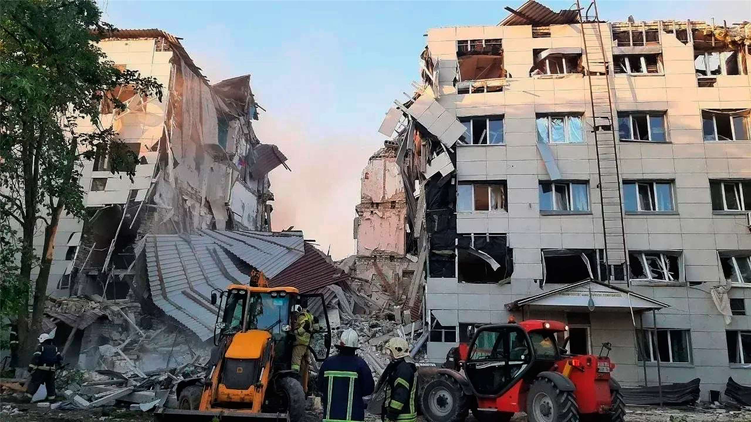 烏克蘭21日以無人機攻擊遭俄羅斯占領的盧甘斯克(Lugansk)，造成當地一所大學學生宿舍嚴重損壞。