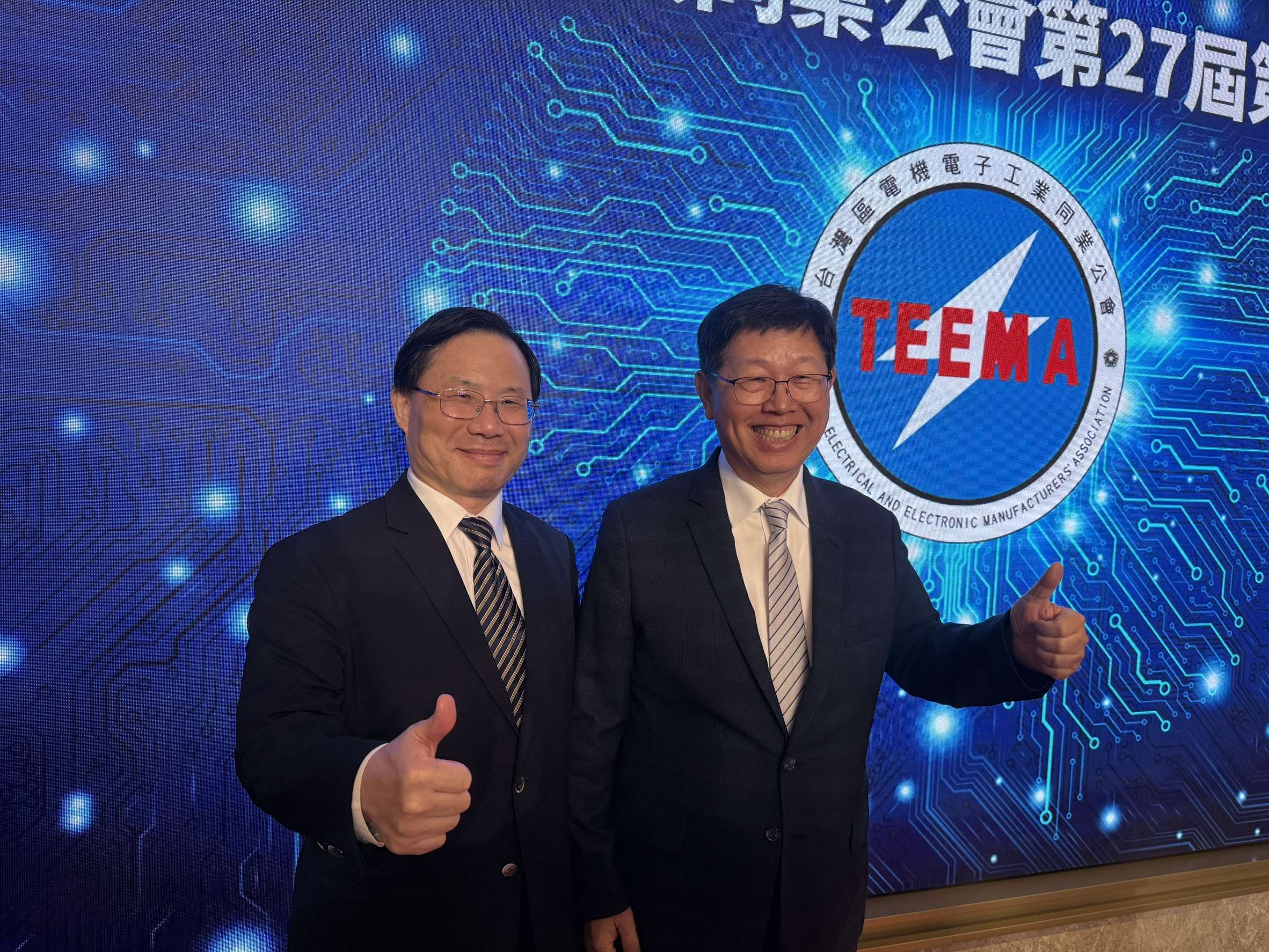 電電公會理事長劉揚偉(右)指出，有關赴海外設立科學園區一事，最早的落地國家應是墨西哥。(謝佳興 攝)