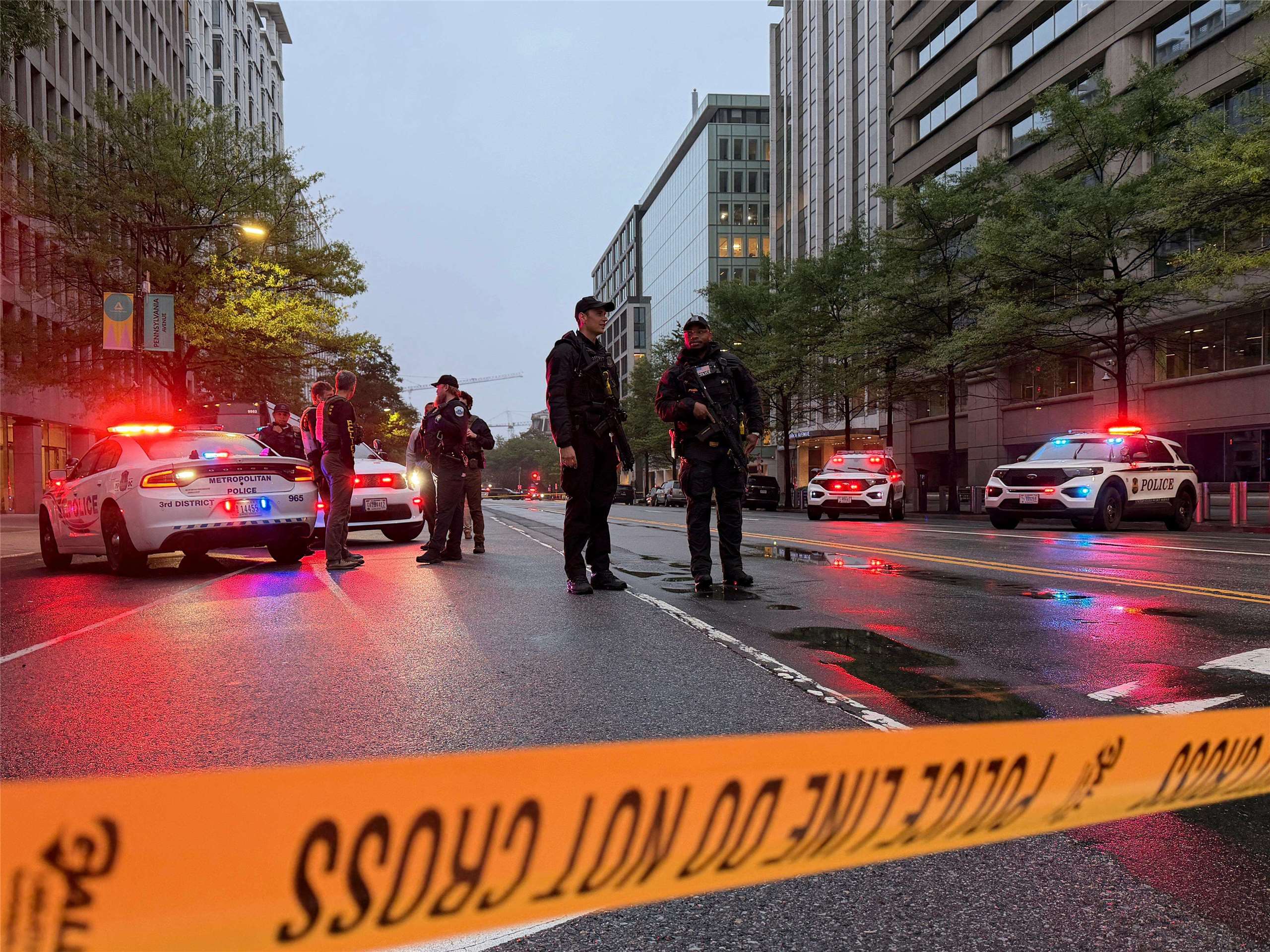 美國華盛頓特區23日發生槍擊事件後，多輛警車和武裝保全人員部署在白宮附近。(AFP)