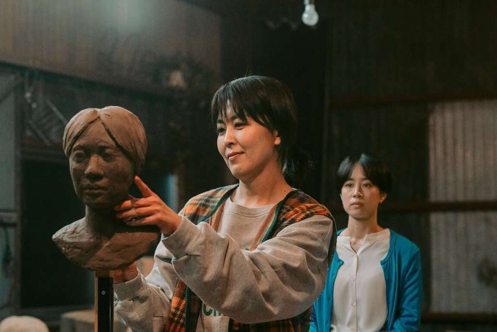入圍坎城影展的日本電影「奈義日記」，全片雖不見台灣，卻以同婚自由為題，聲聲遙望台灣。片尾曲「路邊開花」由導演深田晃司親寫日文歌詞、金曲歌王謝銘祐譯成台灣台語、台灣配樂師沛沛譜曲、歌手鄭宜農演唱。（奈義日記提供）